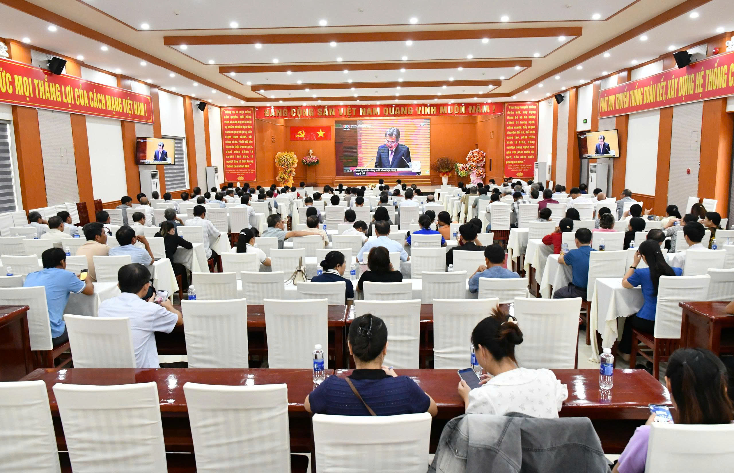 Ảnh 1: Quang cảnh hội nghị