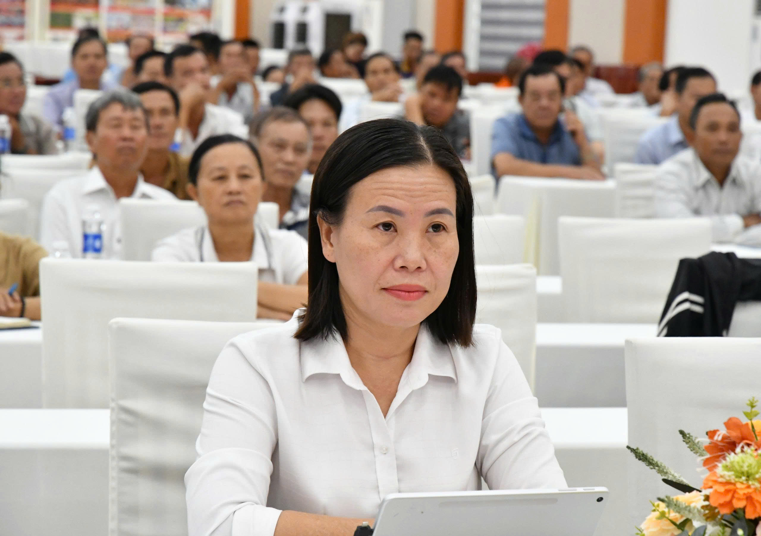 Ảnh 2: Các đại biểu tham gia tiếp thu Nghị quyết Hội nghị lần thứ ba Ban Chấp hành Trung ương Đảng khóa XIV