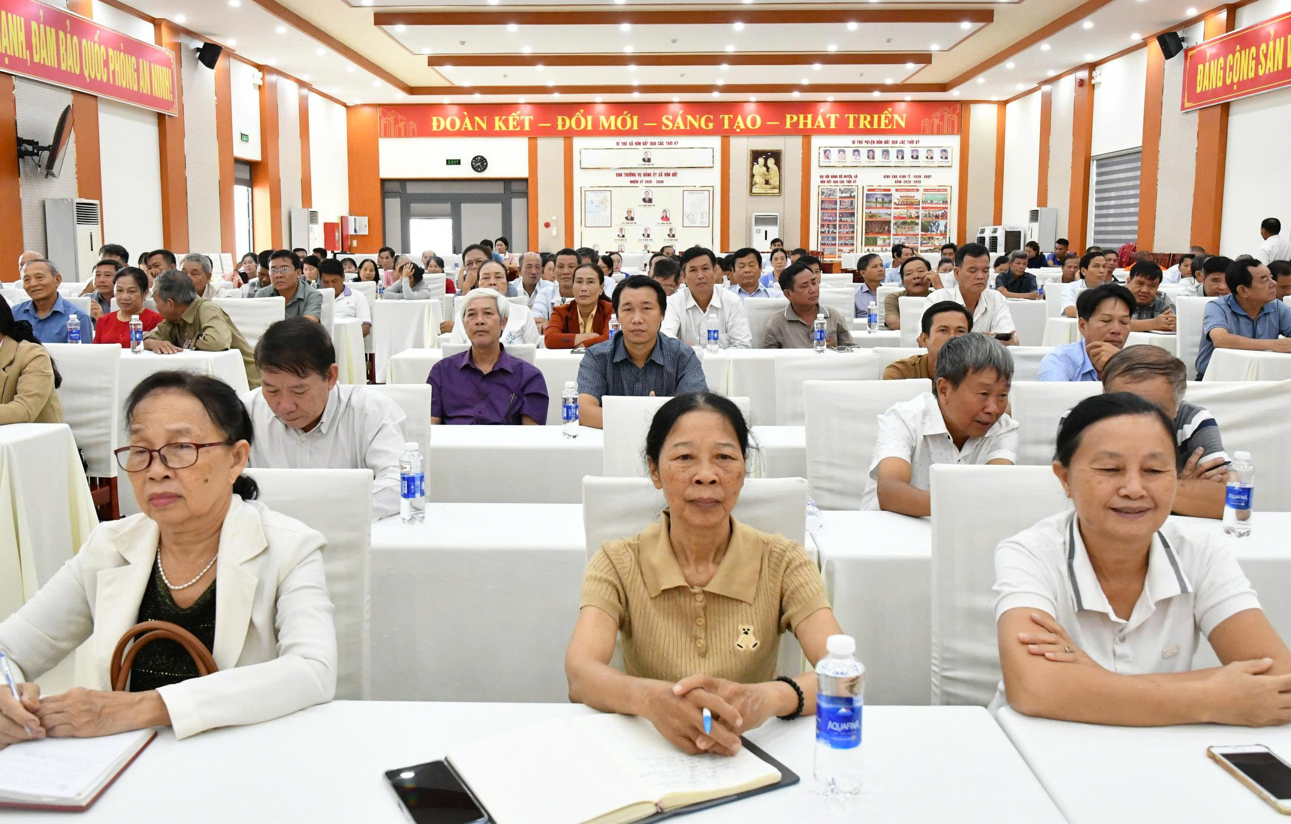 Ảnh 3: Các đại biểu tham gia tiếp thu Nghị quyết Hội nghị lần thứ ba Ban Chấp hành Trung ương Đảng khóa XIV