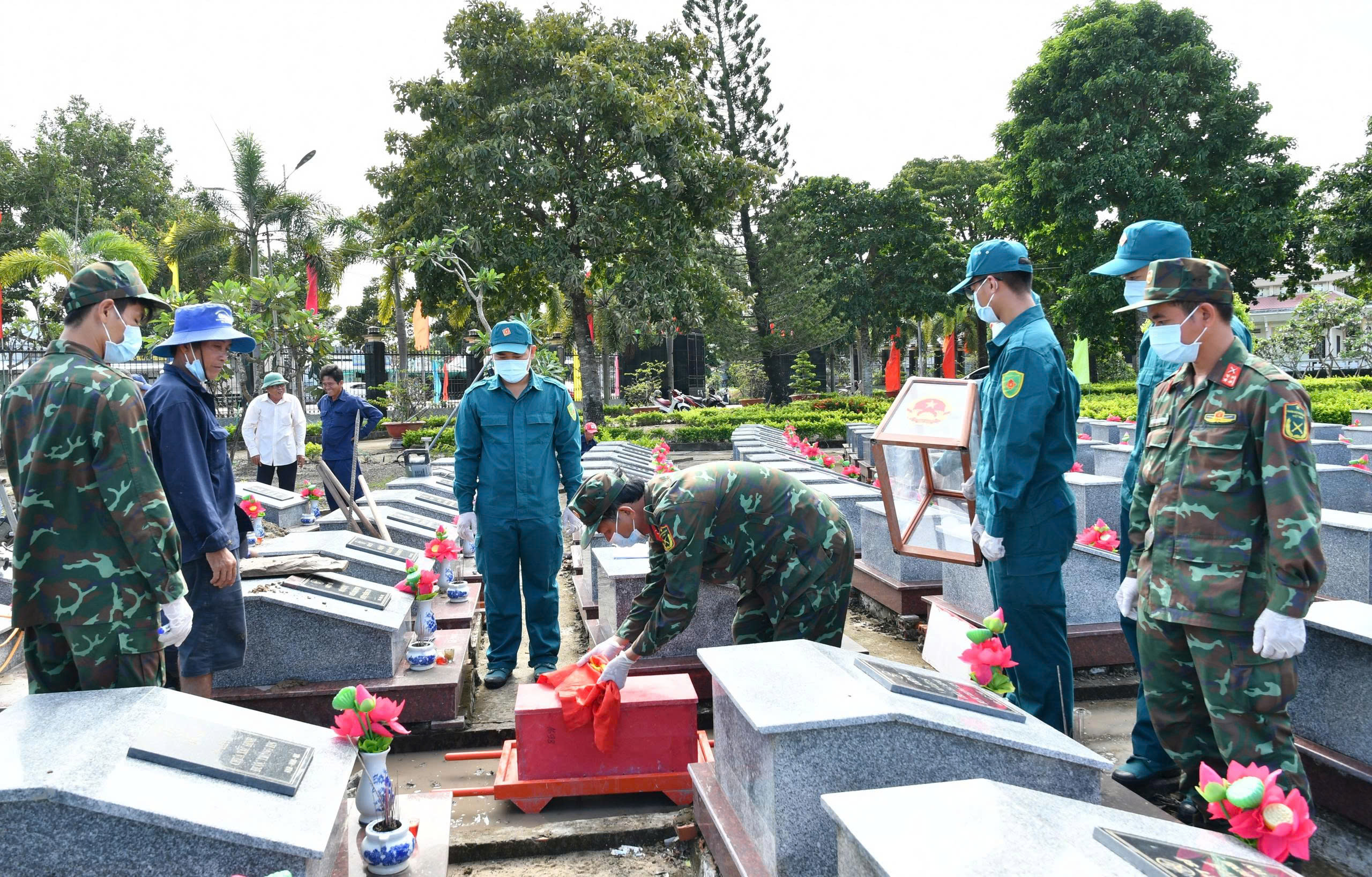 Ảnh 1: Công tác lấy mẫu đang được thực hiện tại Nghĩa trang liệt sĩ Hòn Đất