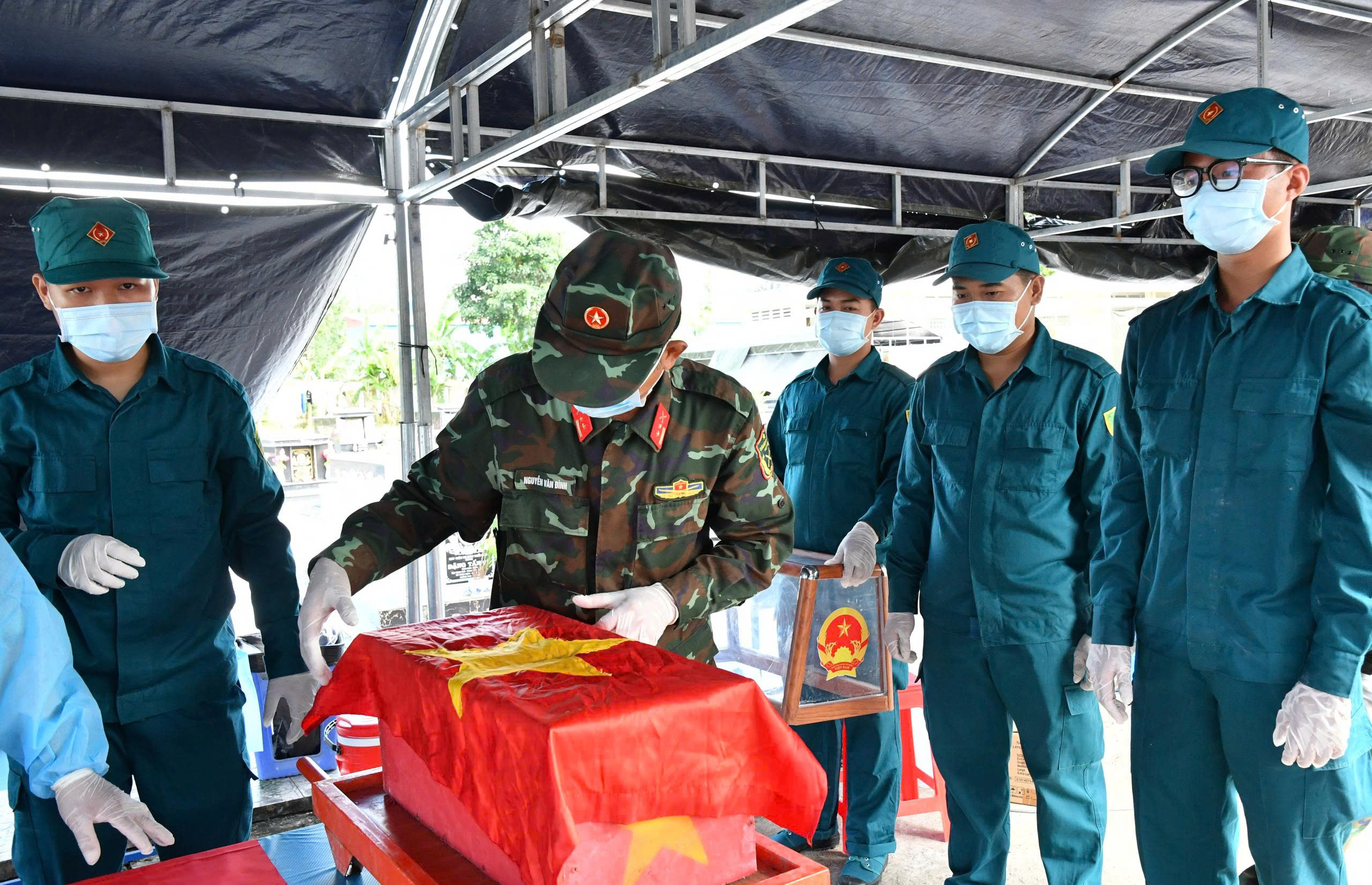 Ảnh 2, 3: Đội lấy mẫu hài cốt liệt sĩ đang thực hiện nhiệm vụ lấy mẫu