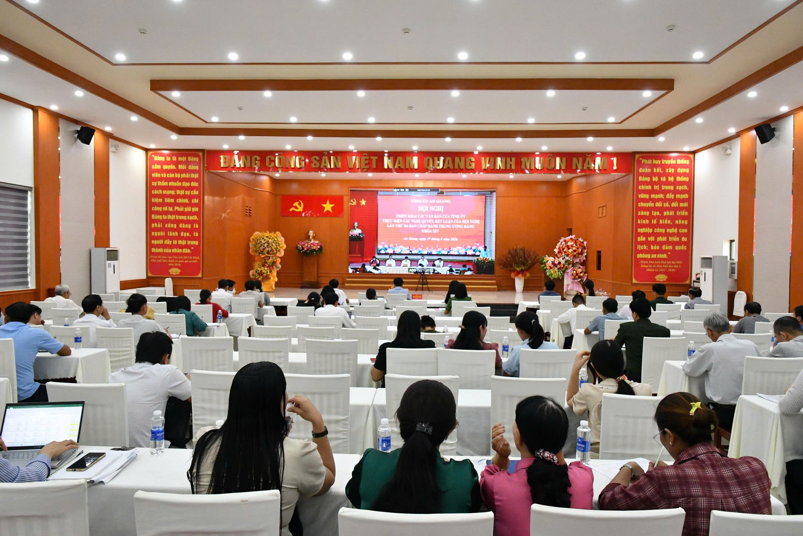 Ảnh 1: Quang cảnh hội nghị