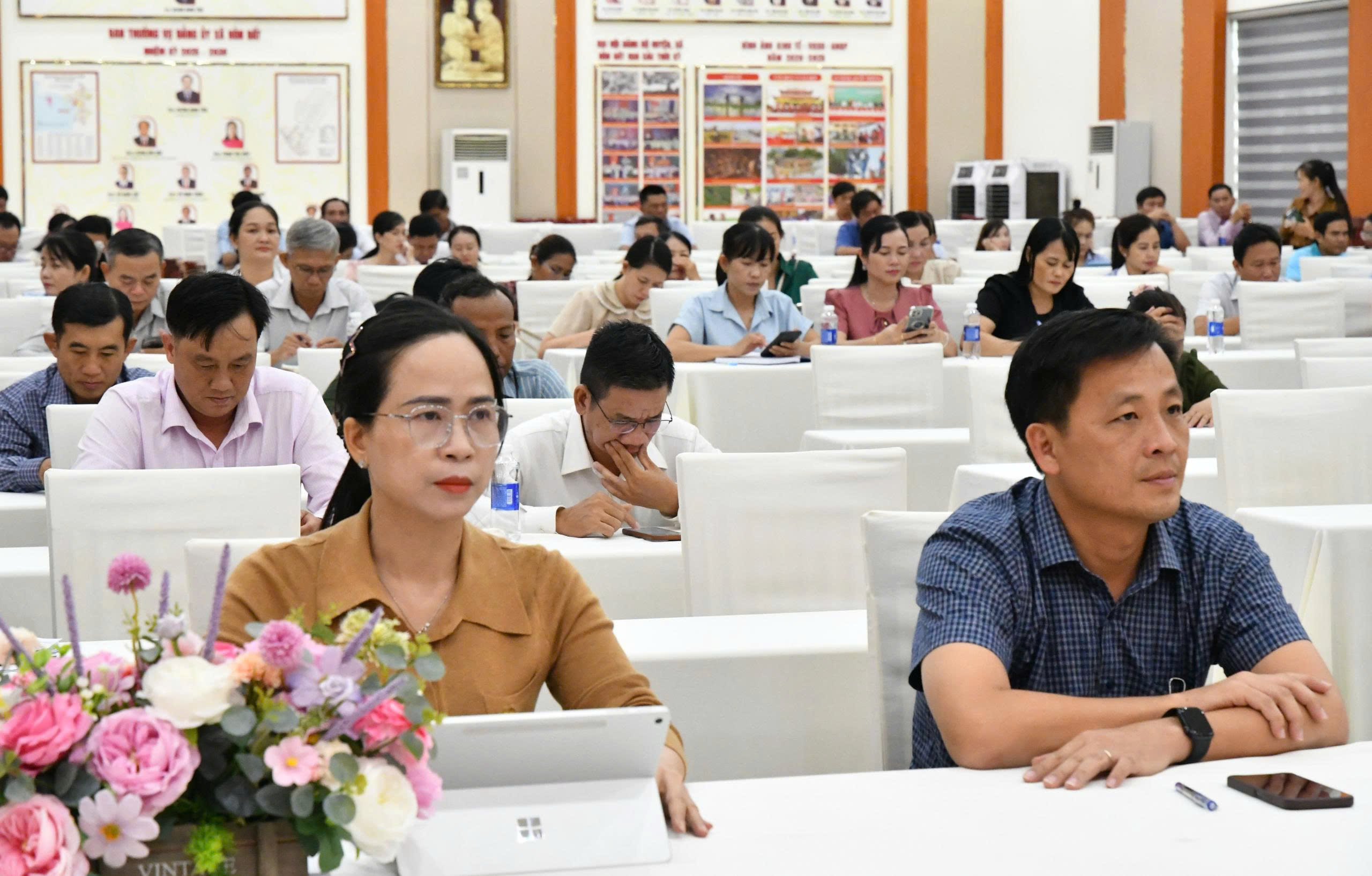 Ảnh 2: Các đại biểu tiếp thu các văn bản của Ban Chấp hành Đảng bộ tỉnh An Giang