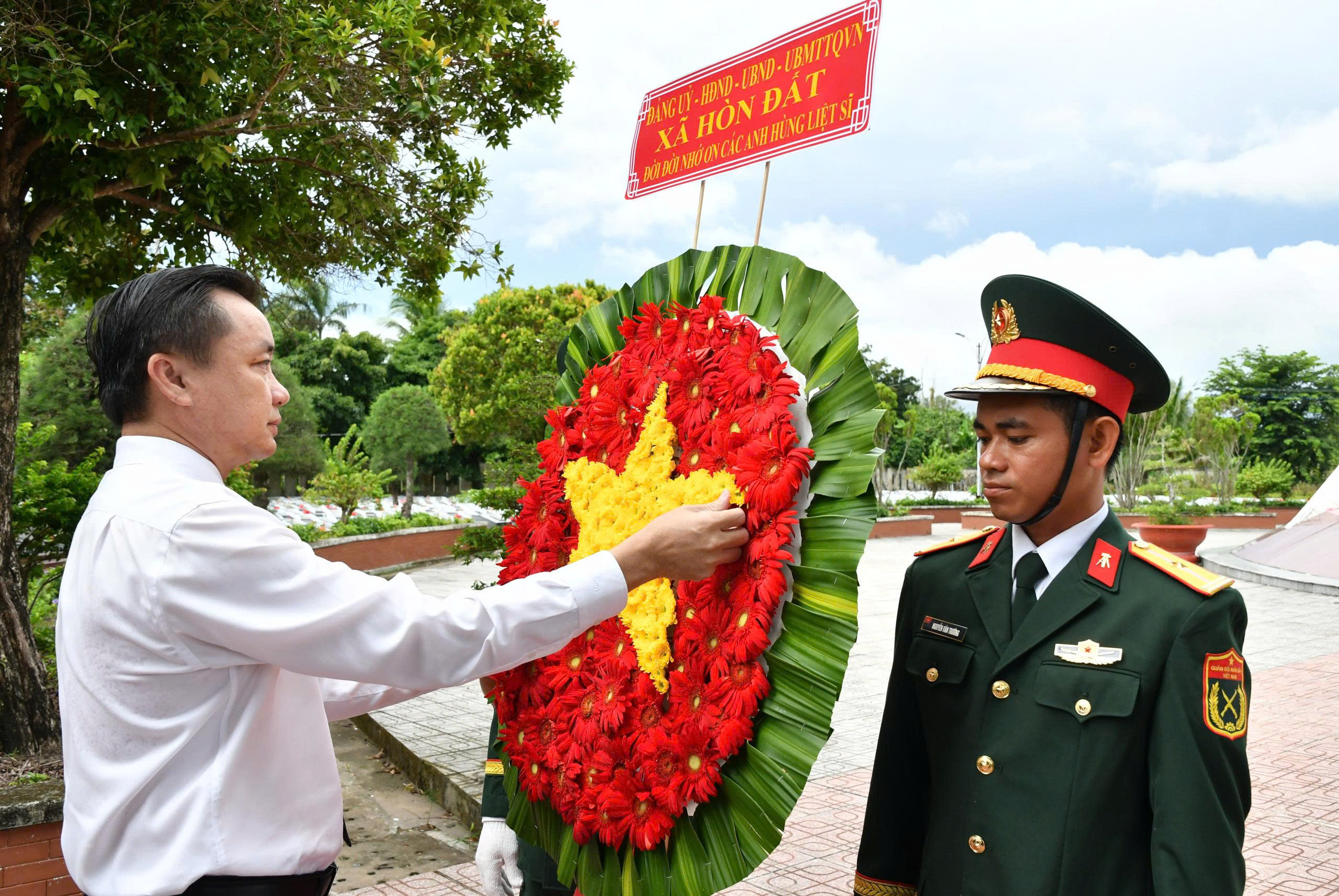 Ảnh 1: Các đại biểu thực hiện nghi thức mặc niệm tưởng nhớ các Mẹ Việt Nam Anh hùng, các Anh hùng liệt sĩ.