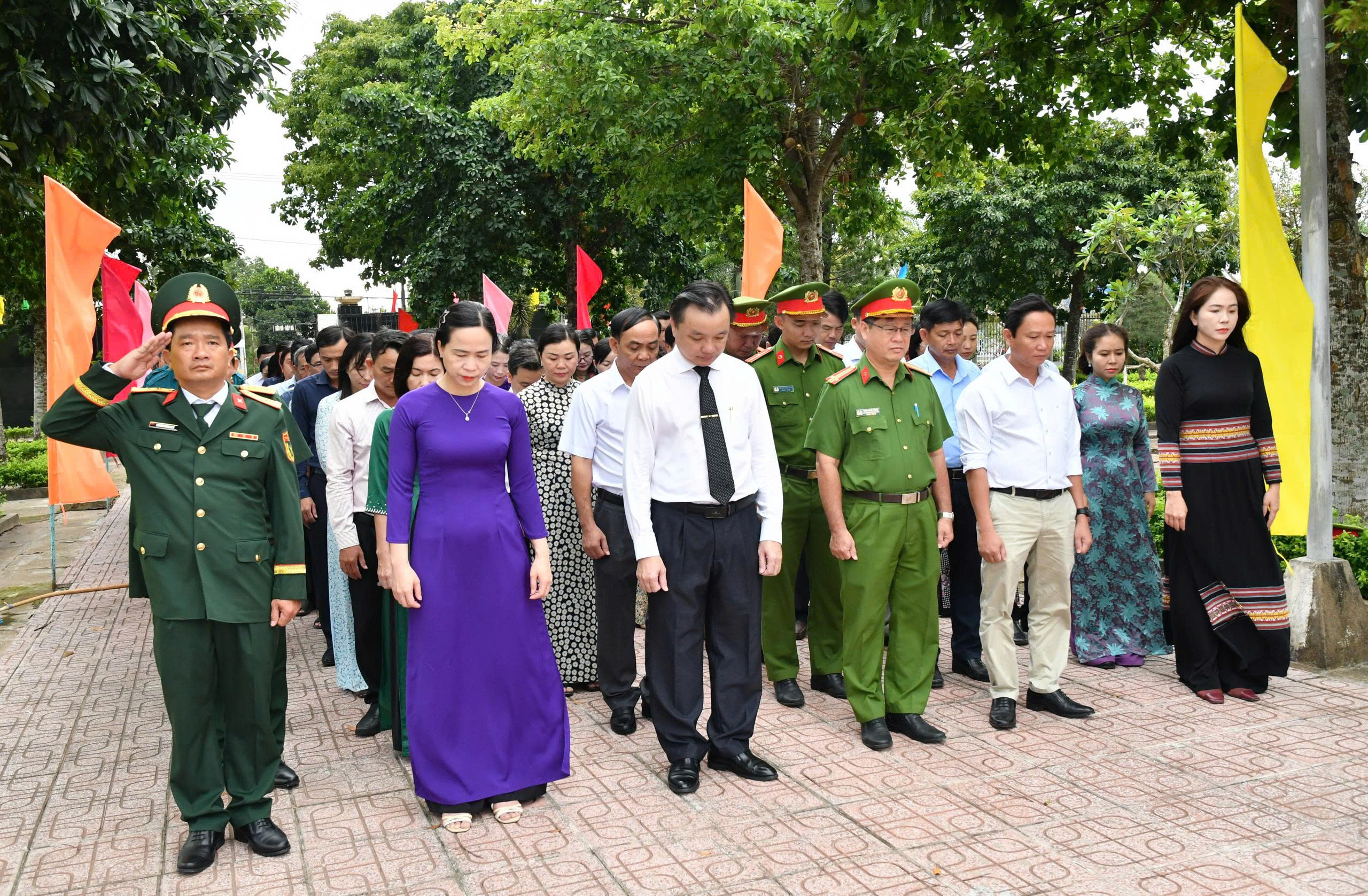 Ảnh 2: Bí thư Đảng ủy xã Hòn Đất thực hiện nghi thức trình hoa