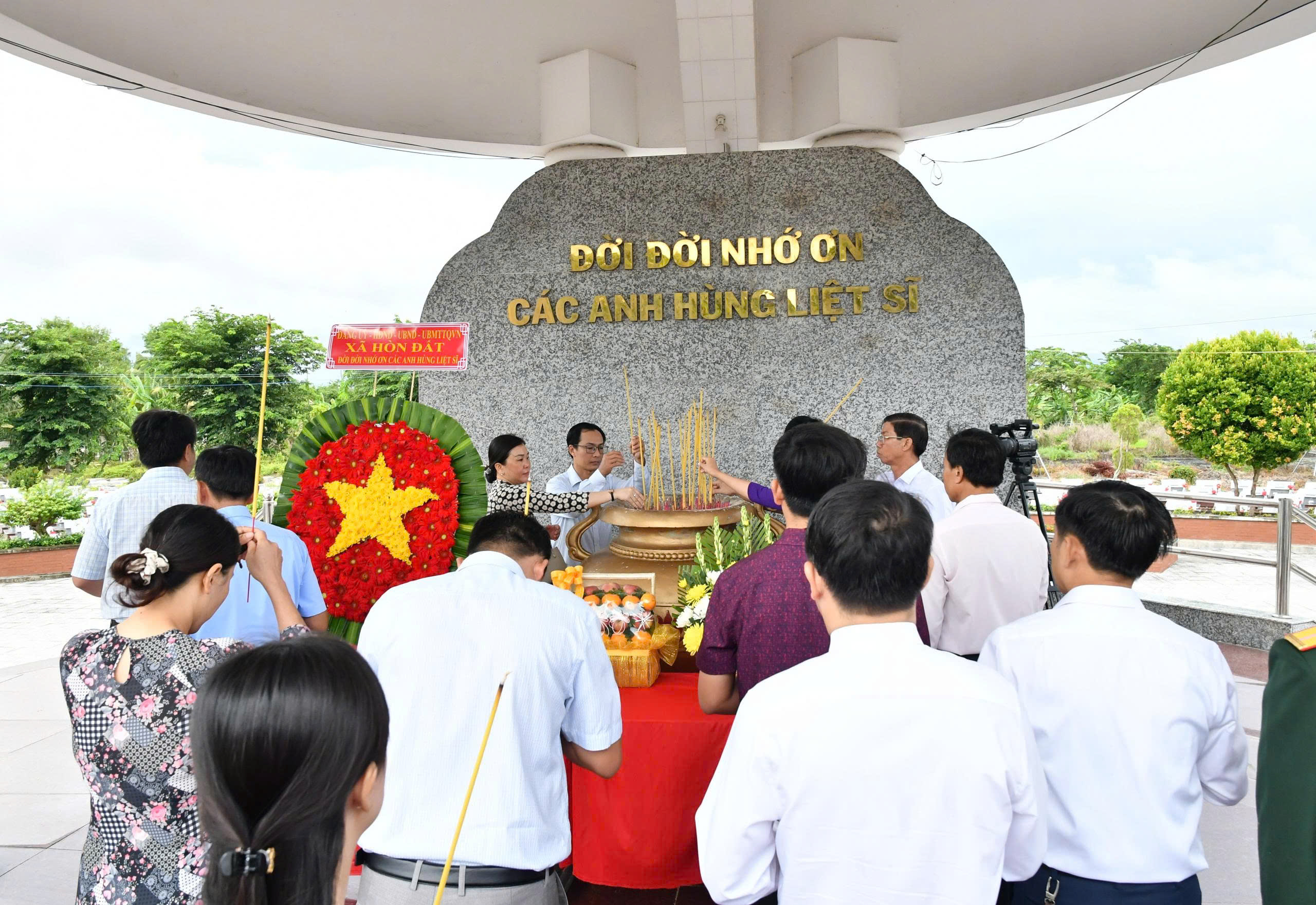 Ảnh 3: Các đại biểu dâng hương tại tượng đài liệt sĩ