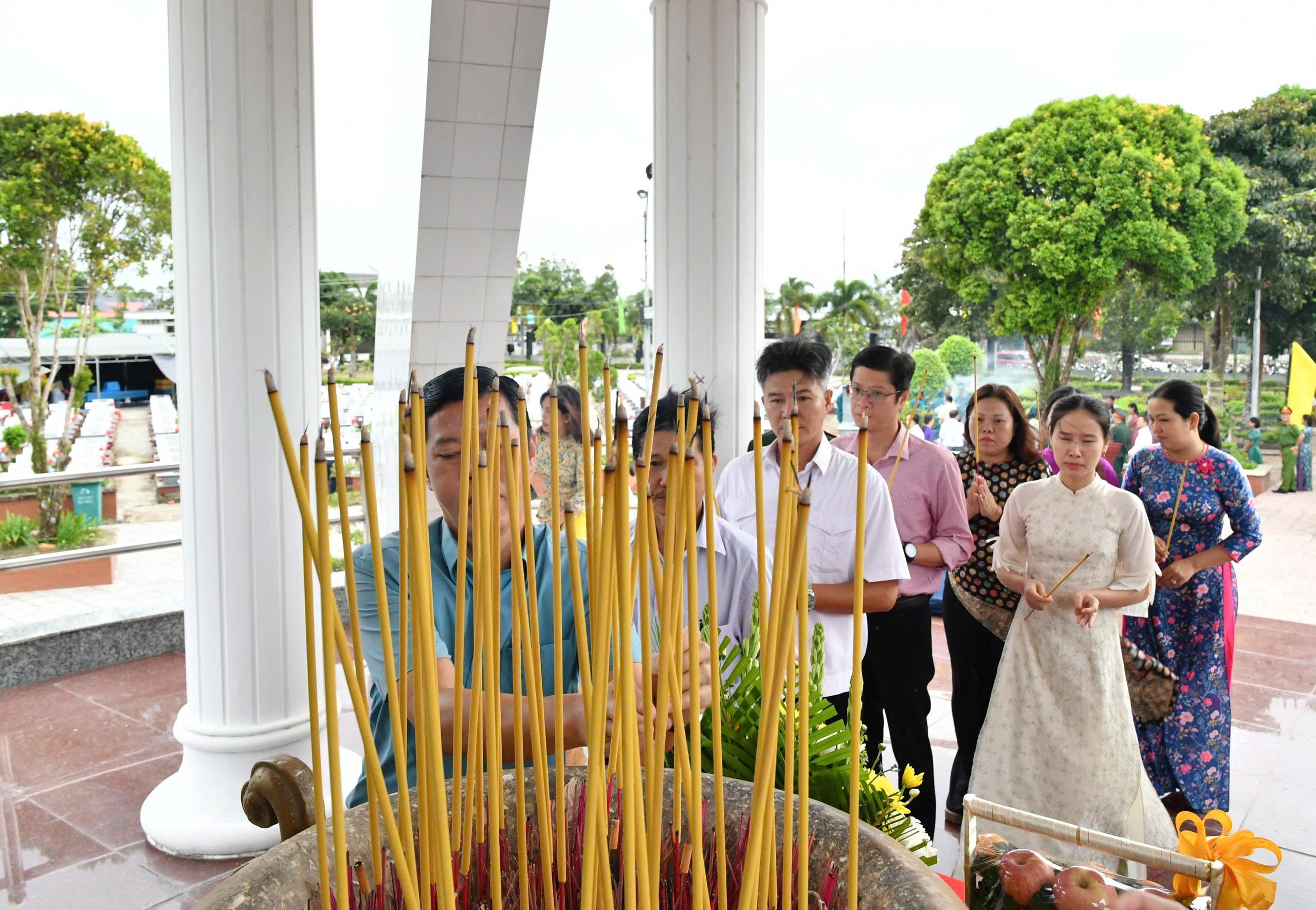 Ảnh 4: Các đại biểu dâng hương tại mộ phần các anh hùng liệt sĩ