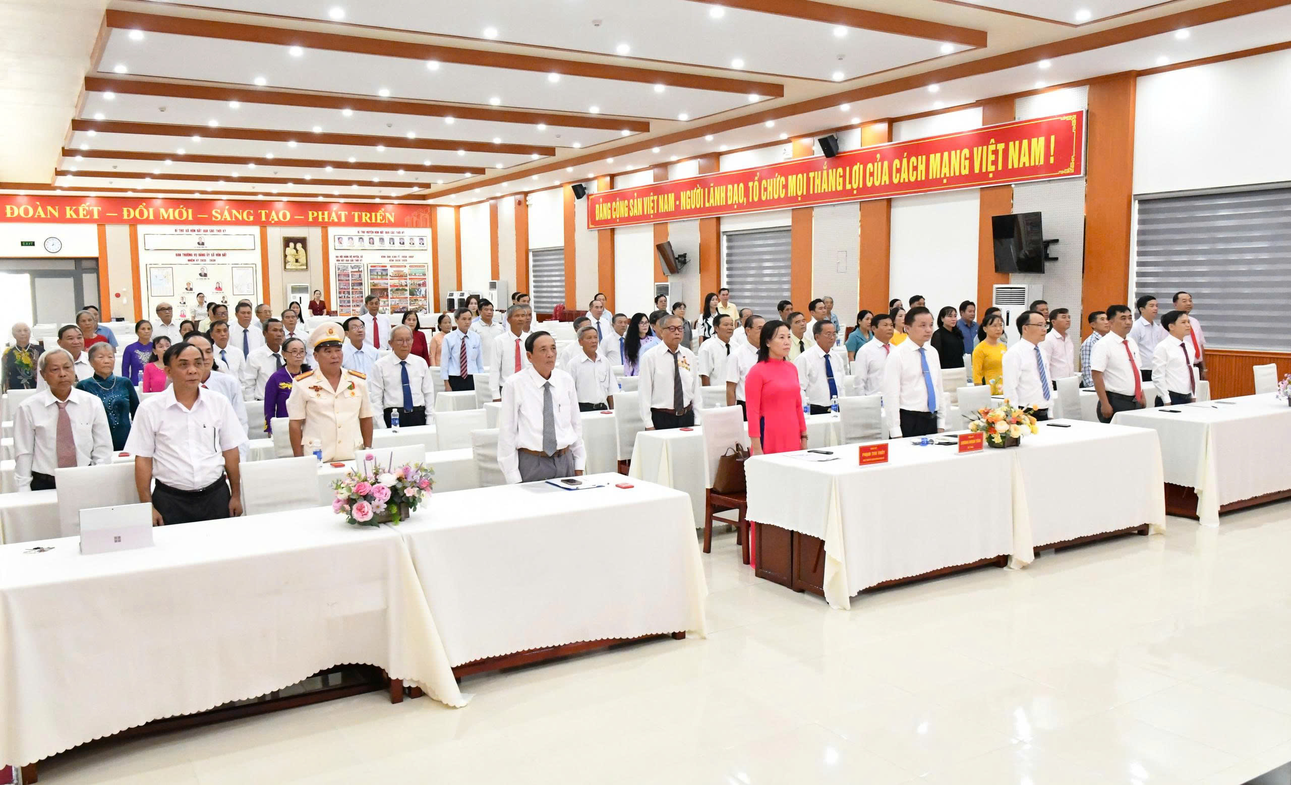 Ảnh 1: Quang cảnh buổi lễ