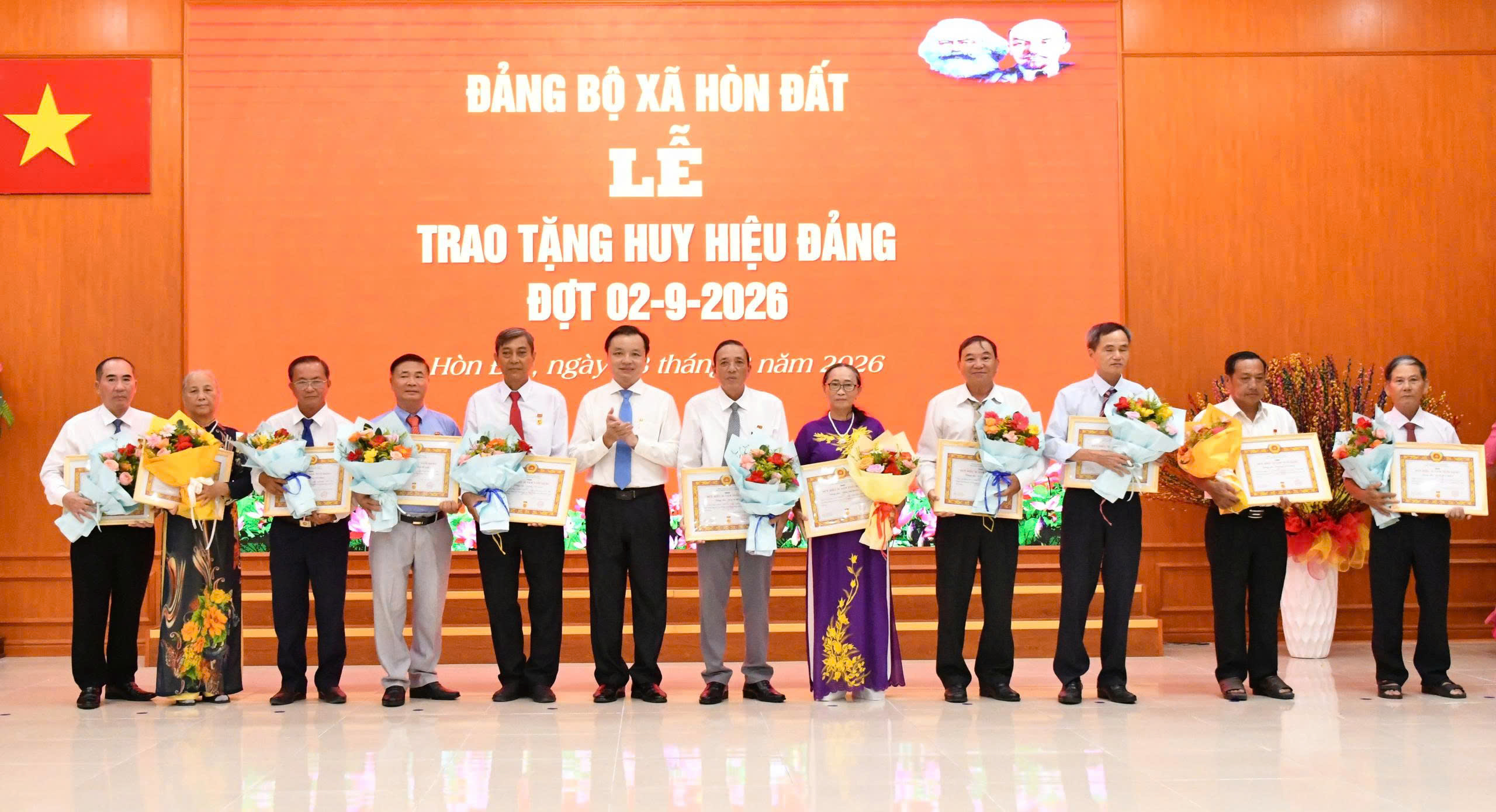 Ảnh 2, 3: Bí thư Đảng ủy xã Hòn Đất Dương Minh Tâm trao Huy hiệu 35 năm tuổi Đảng cho các đảng viên.