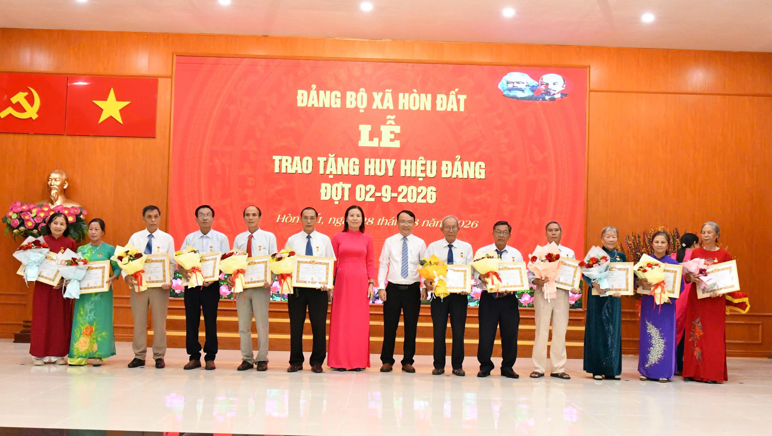 Ảnh 4, 5: Lãnh đạo xã Hòn Đất trao Huy hiệu 35 năm tuổi Đảng cho các đảng viên.