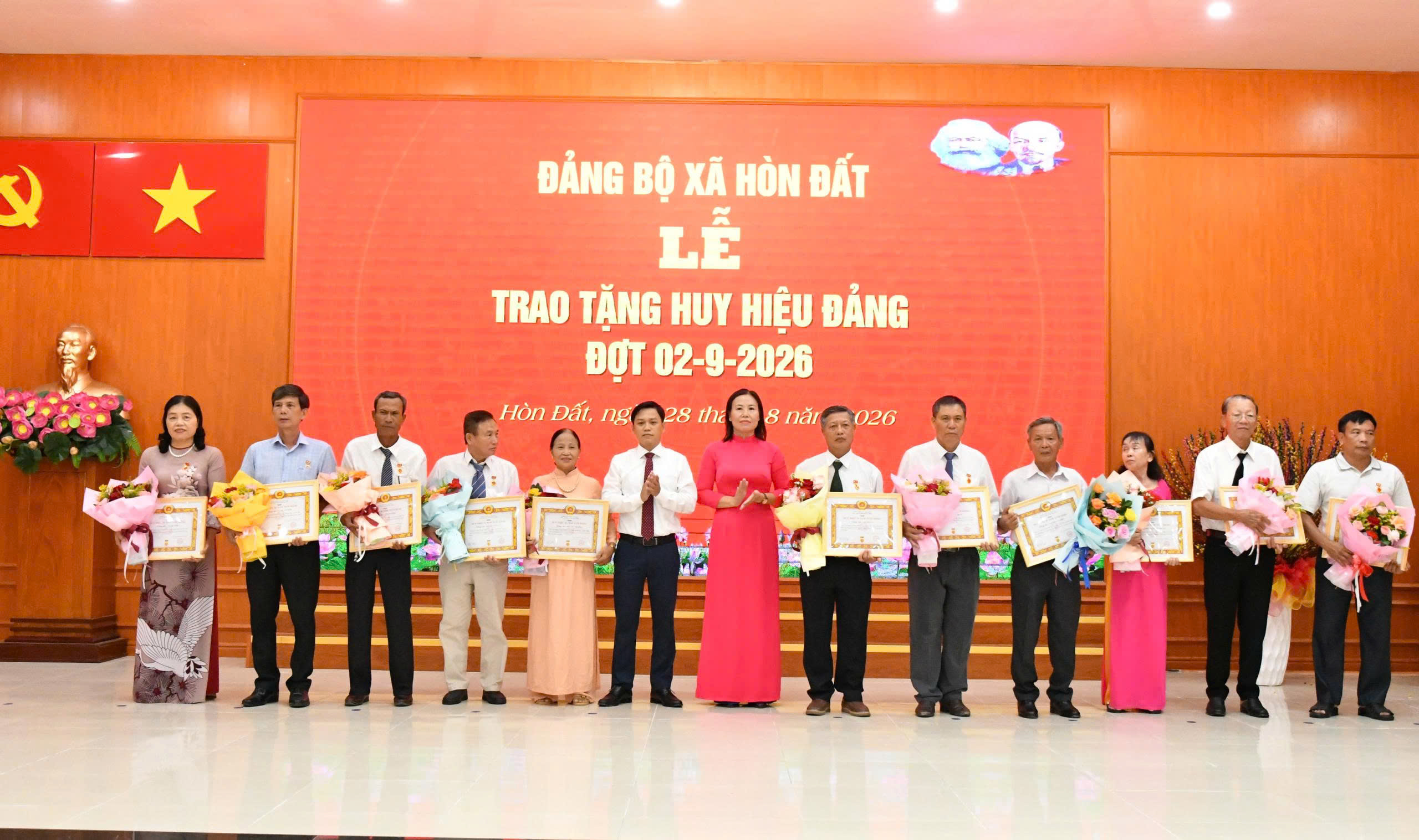 Ảnh 4, 5: Lãnh đạo xã Hòn Đất trao Huy hiệu 35 năm tuổi Đảng cho các đảng viên.