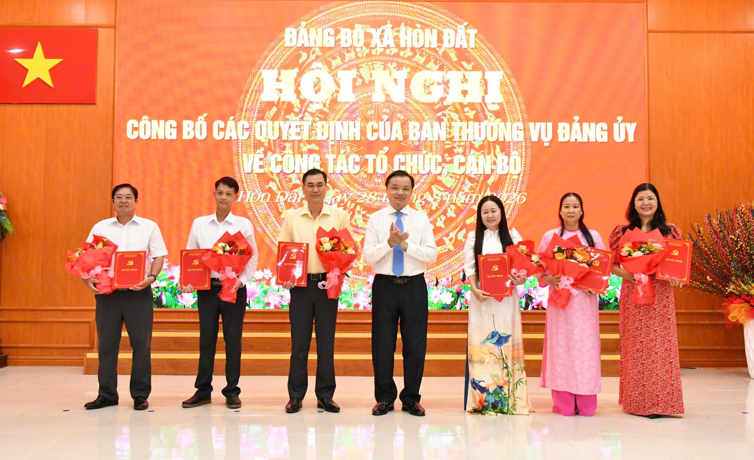 Ảnh 2: Bí thư Đảng ủy xã Hòn Đất Dương Minh Tâm trao quyết định thành lập và tặng hoa chúc mừng
