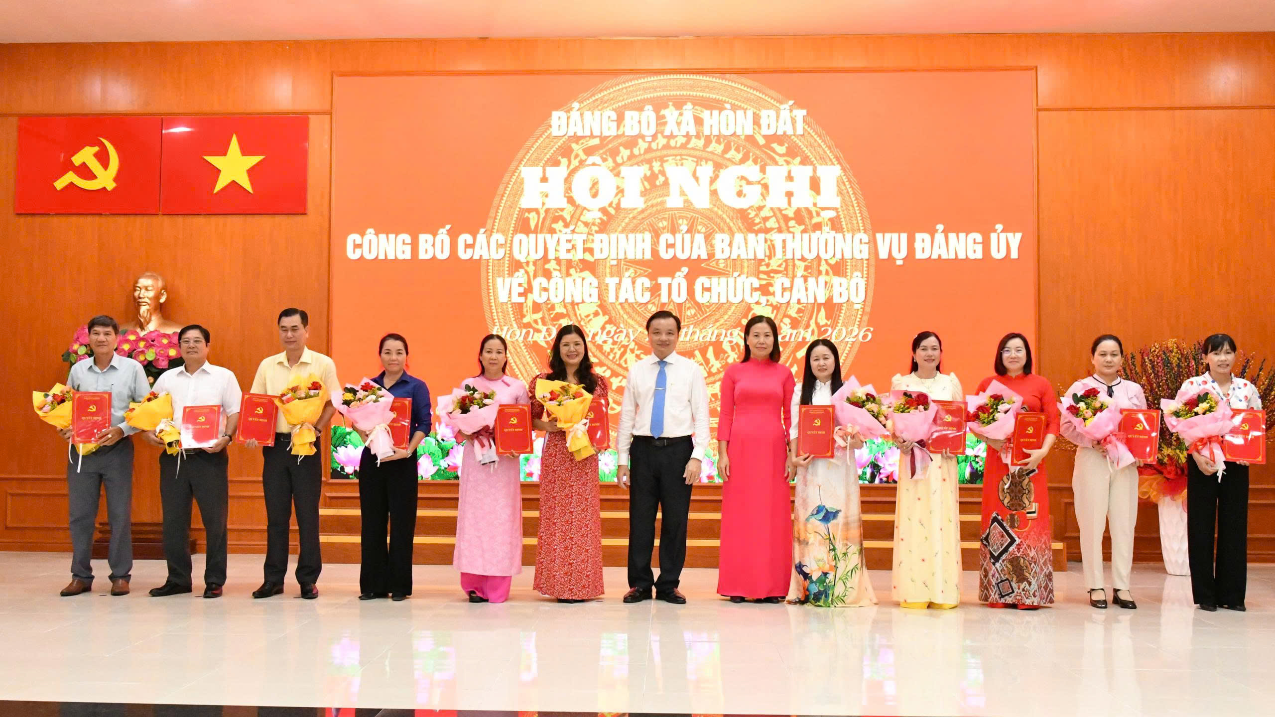 Ảnh 1: Bí thư Đảng ủy xã Hòn Đất Dương Minh Tâm và đồng chí Phạm Thu Thủy, Phó Bí thư Đảng ủy, Chủ tịch UBND xã trao quyết định giải thể chi bộ trực thuộc Đảng ủy xã.