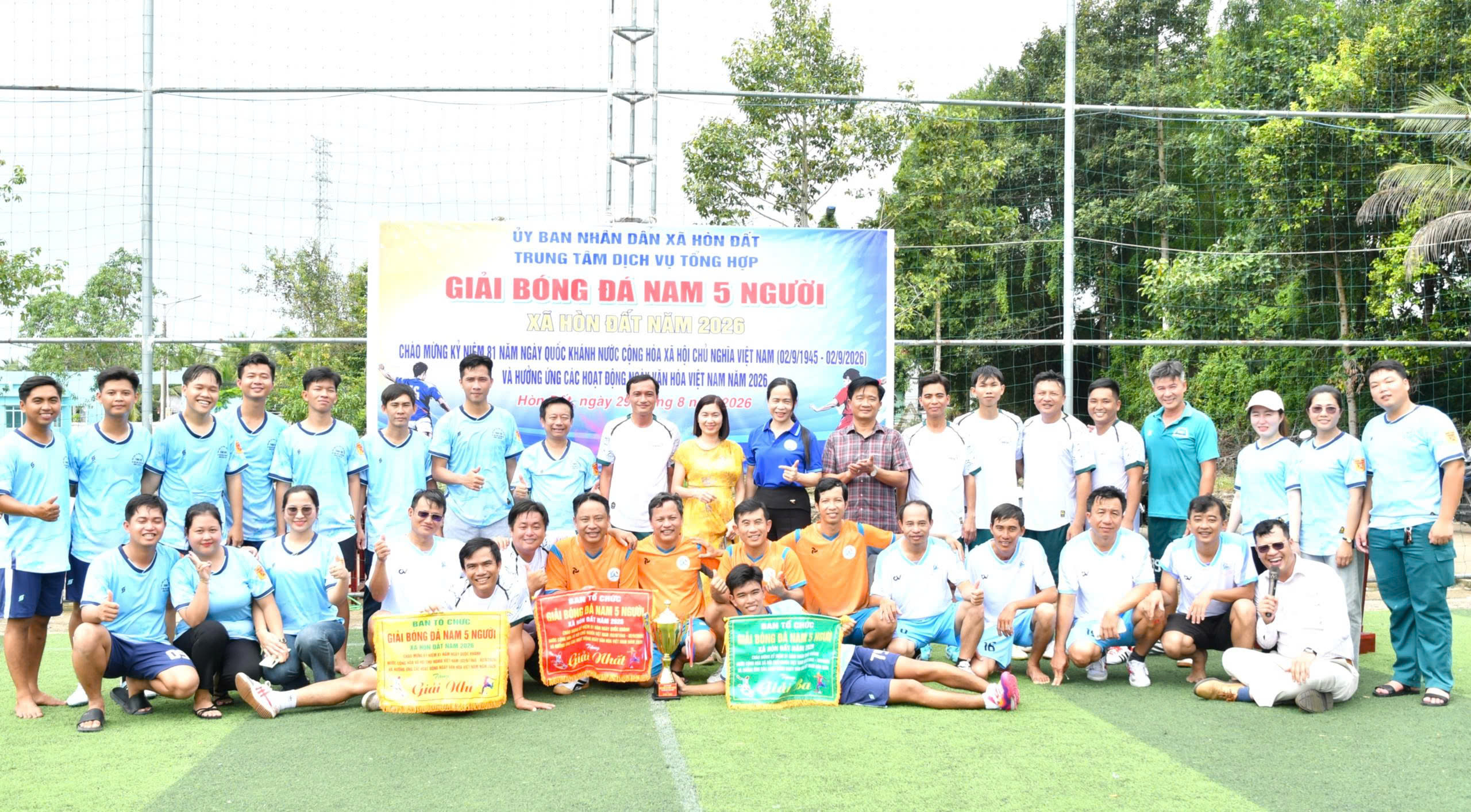 Ảnh 1: Lãnh đạo và tập thể các đội 