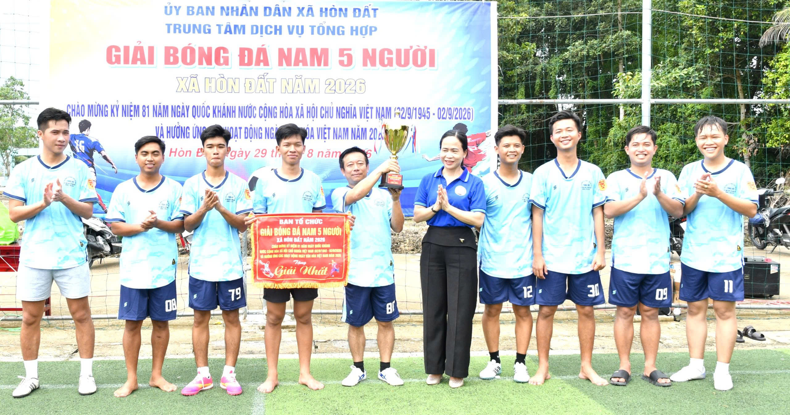 Ảnh 2: Đ/c Phó Chủ tịch UBND xã Đào Thị Thu Huyền trao cúp và cờ cho đội đoạt giải nhất