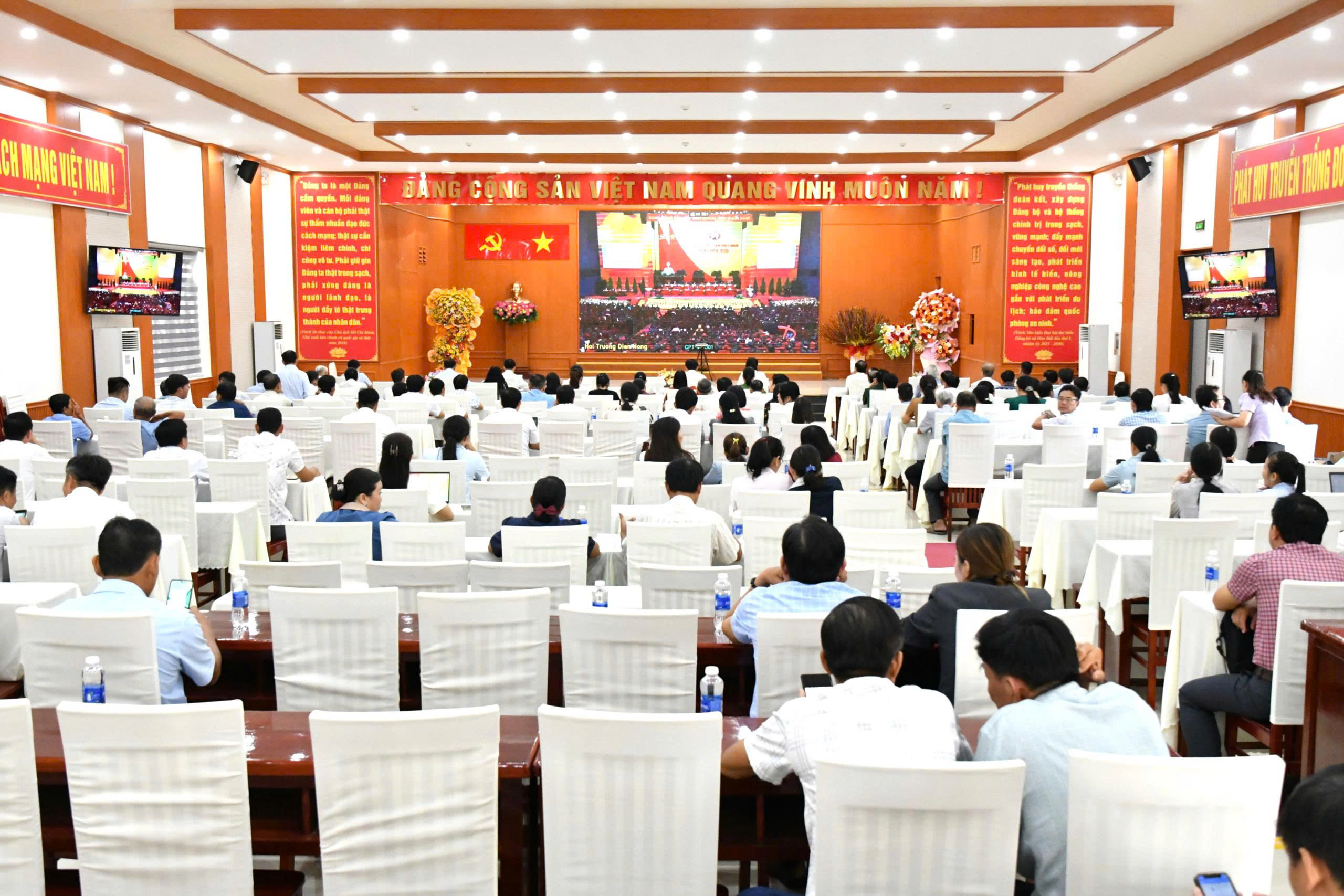 Ảnh 1: Quang cảnh hội nghị