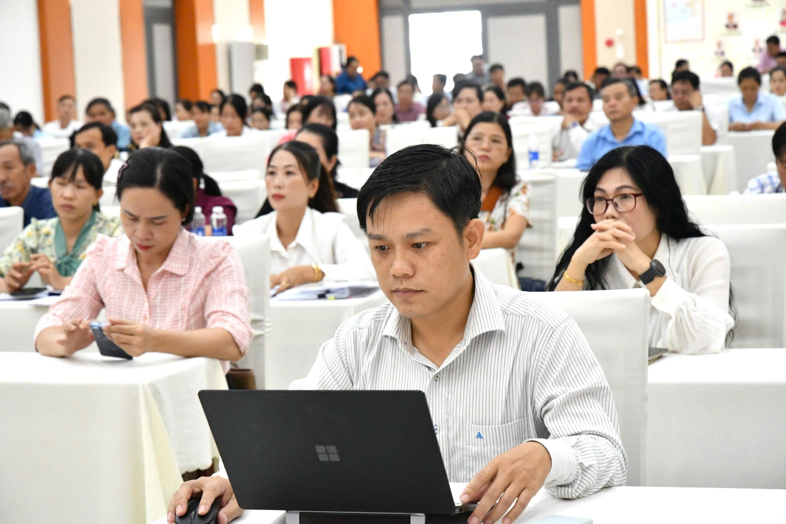 Theo chương trình, tại hội nghị, các đại biểu xem phóng sự tổng kết 10 năm thực hiện Chỉ thị số 05-CT/TW của Bộ Chính trị khóa XII. Nội dung nghiên cứu, học tập, quán triệt và triển khai thực hiện tại hội nghị gồm: Nghị quyết số 23-NQ/TW ngày 02/8/2026 về “Công tác người Việt Nam ở nước ngoài”; Nghị quyết số 24-NQ/TW ngày 22/8/2026 về “Phát huy tính tiên phong, gương mẫu, tinh thần đổi mới, dám nghĩ, dám làm, dám chịu trách nhiệm của đội ngũ cán bộ, đảng viên trong kỷ nguyên mới”; Nghị quyết số 25-NQ/TW ngày 22/8/2026 về “Chiến lược công tác tư tưởng trong bối cảnh mới”; Nghị quyết số 26-NQ/TW ngày 22/8/2026 về “Phát triển du lịch Việt Nam trở thành ngành kinh tế mũi nhọn trong kỷ nguyên mới”; Nghị quyết số 27-NQ/TW ngày 28/8/2026 về “Phát triển các vùng và tổ chức không gian phát triển quốc gia trong giai đoạn mới” và Chỉ thị số 07-CT/TW ngày 13/7/2026 về “Đẩy mạnh học tập, thực hành tư tưởng, đạo đức, phương pháp, phong cách Hồ Chí Minh trong giai đoạn phát triển mới”.