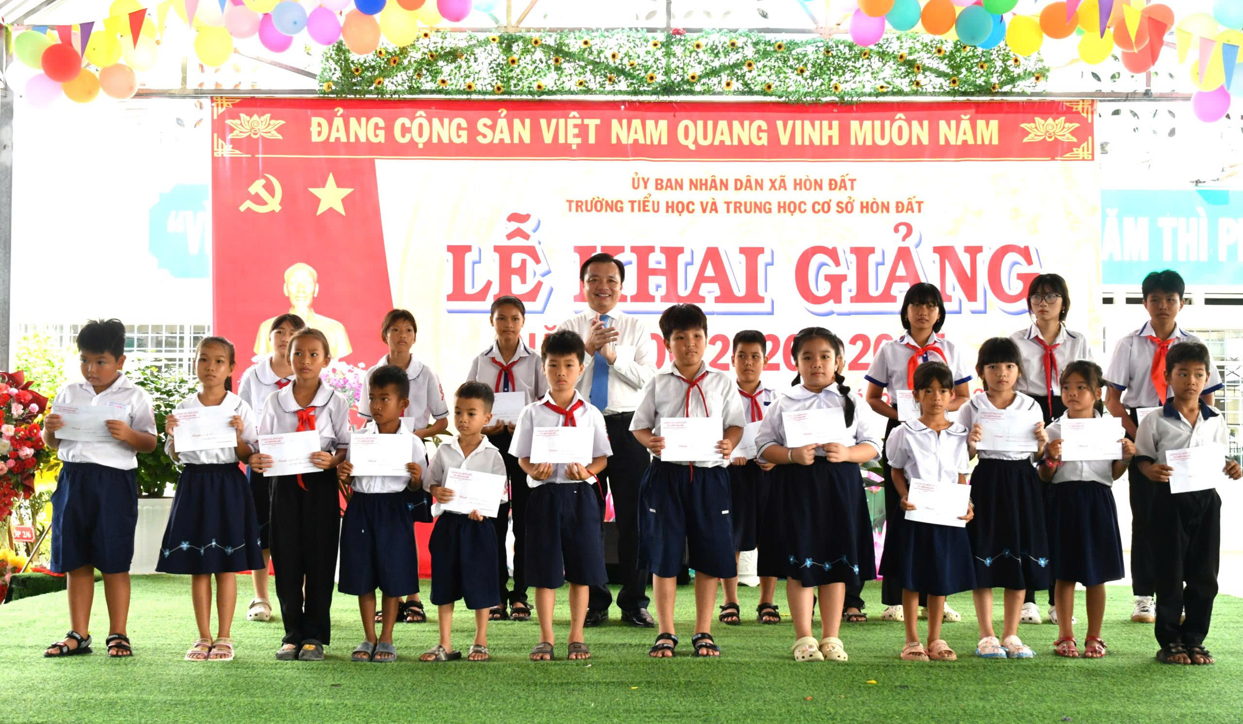 Ảnh 2: Đồng chí Dương Minh Tâm, Bí thư Đảng ủy xã Hòn Đất đánh trống khai giảng năm học mới.