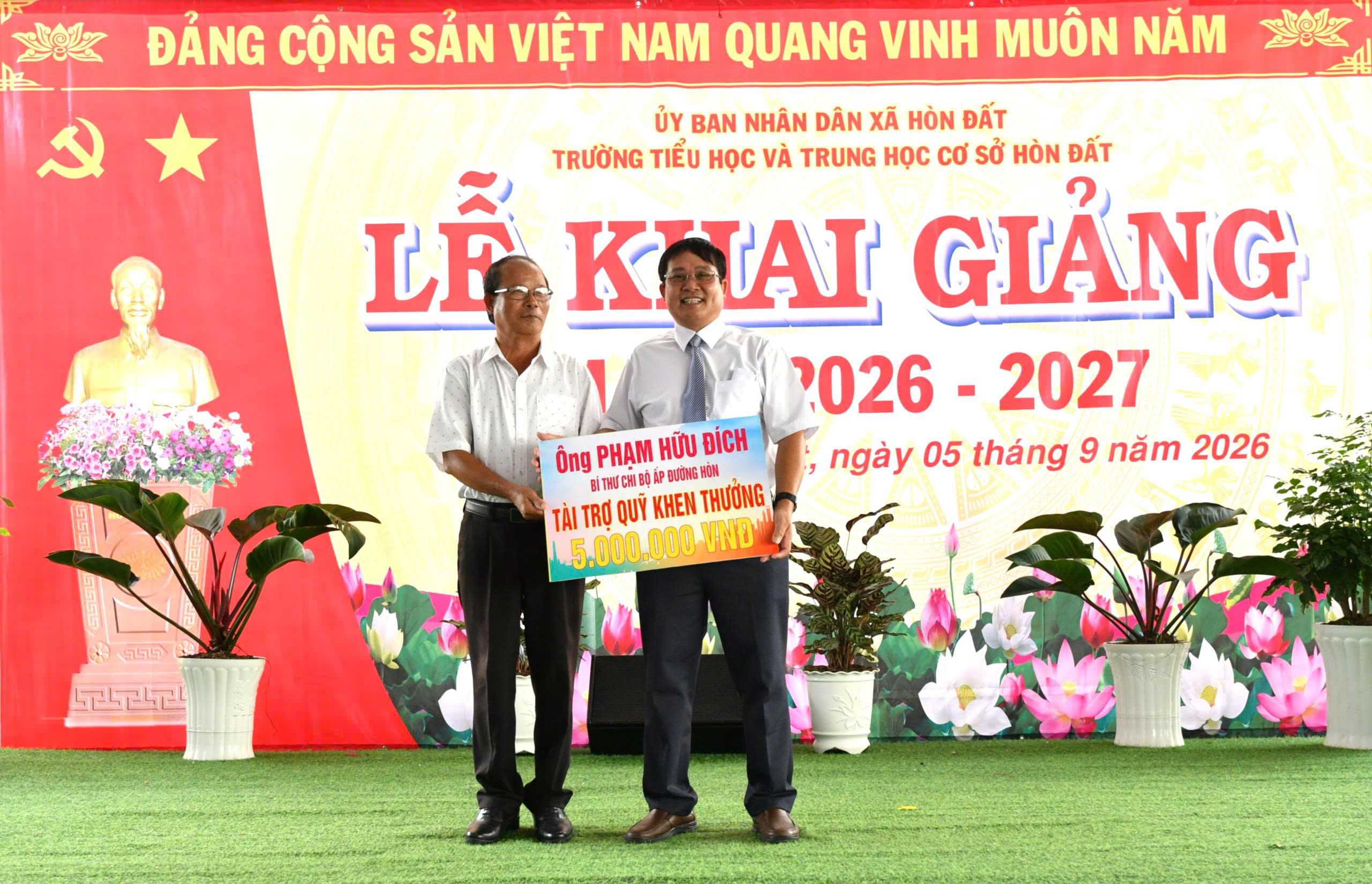 Ảnh 5: ông Phạm Hữu Đích, Bí thư Chi bộ ấp Đường Hòn hỗ trợ 5 triệu đồng vào Quỹ khen thưởng
