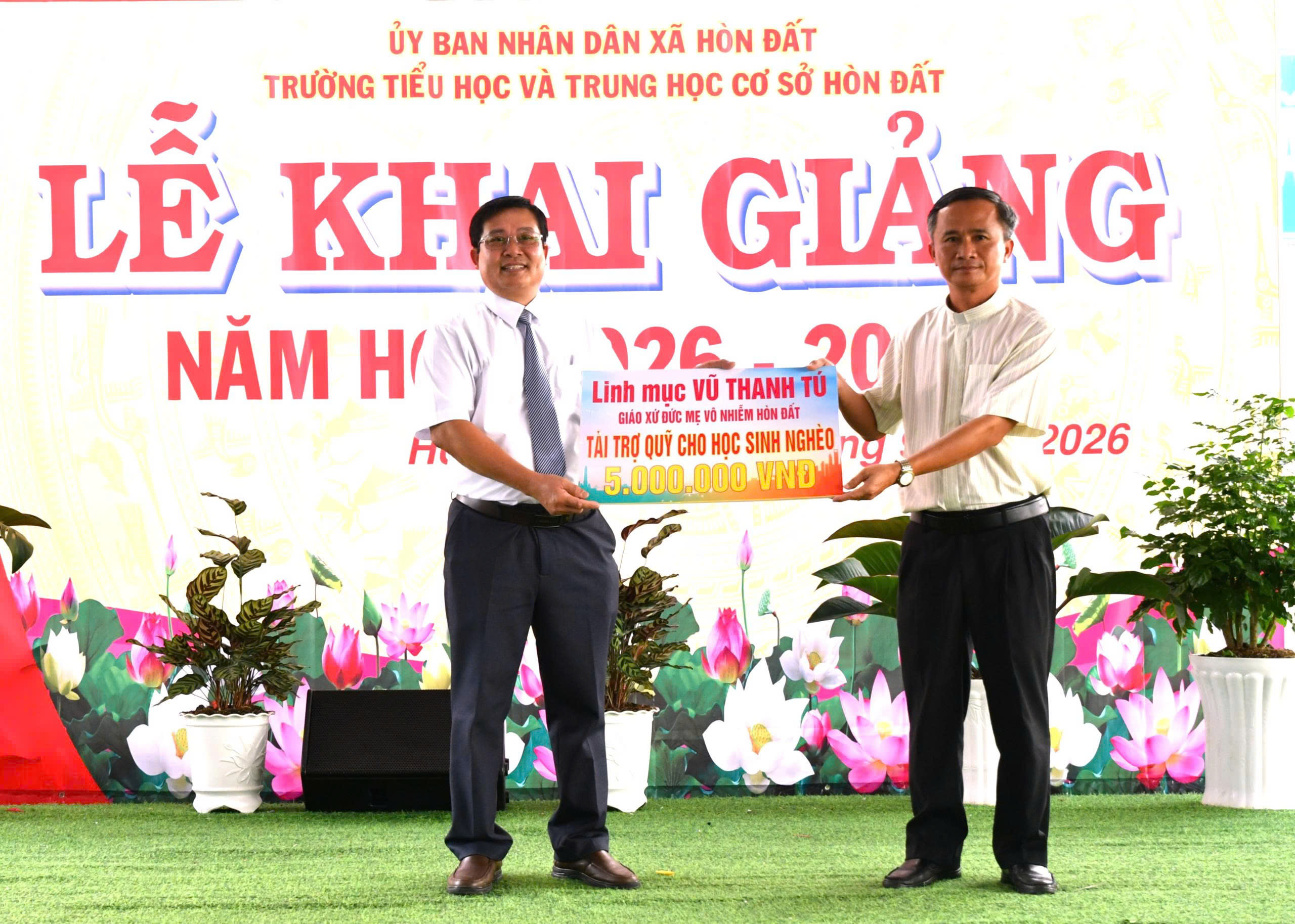 Ảnh 4: Linh mục Nguyễn Thanh Tú trao tặng 5 triệu đồng vào Quỹ hỗ trợ học sinh nghèo
