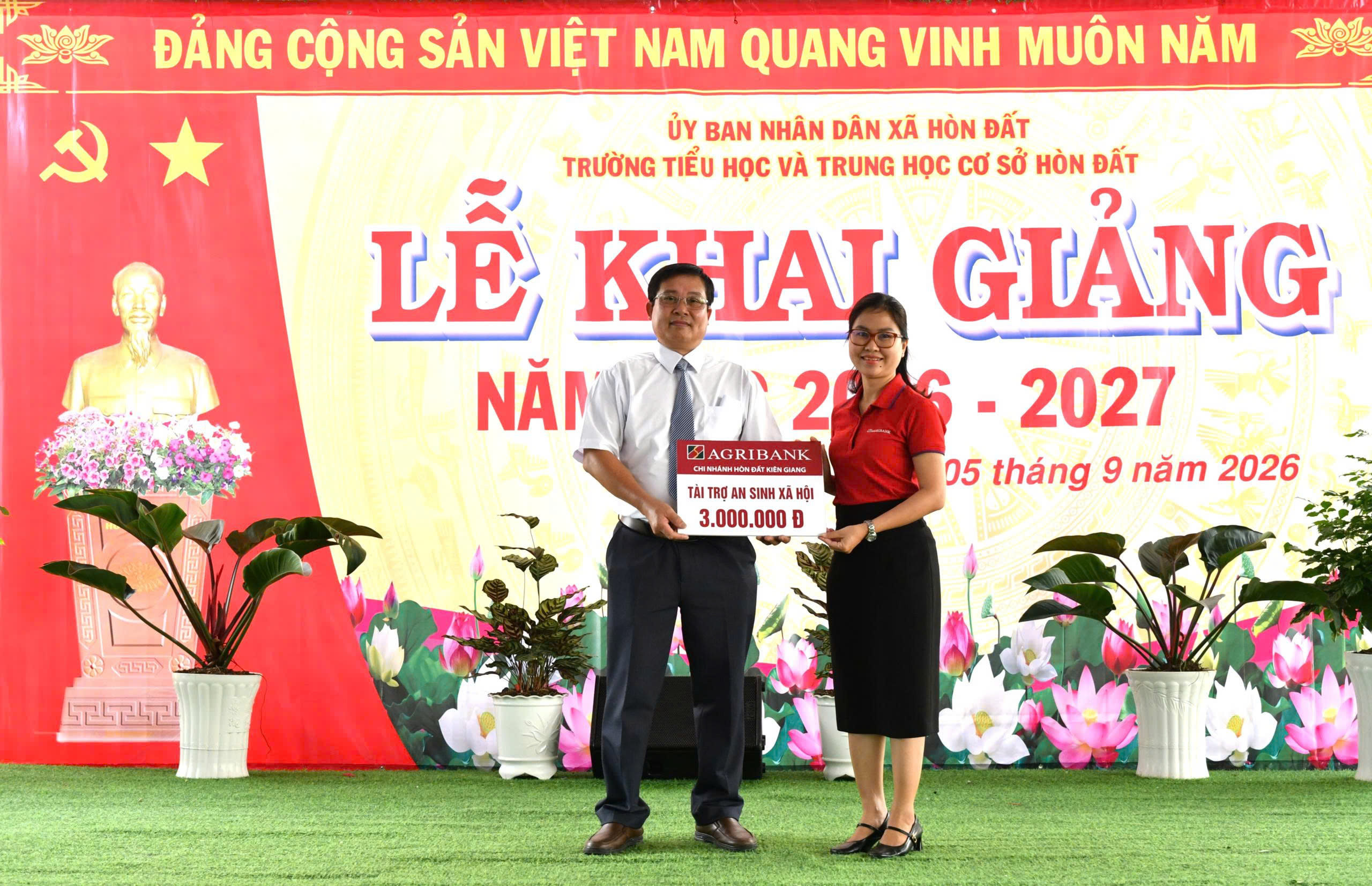 Ảnh 6: Ngân hàng Agribank Hòn Đất tài trợ 3 triệu đồng cho công tác an sinh xã hội