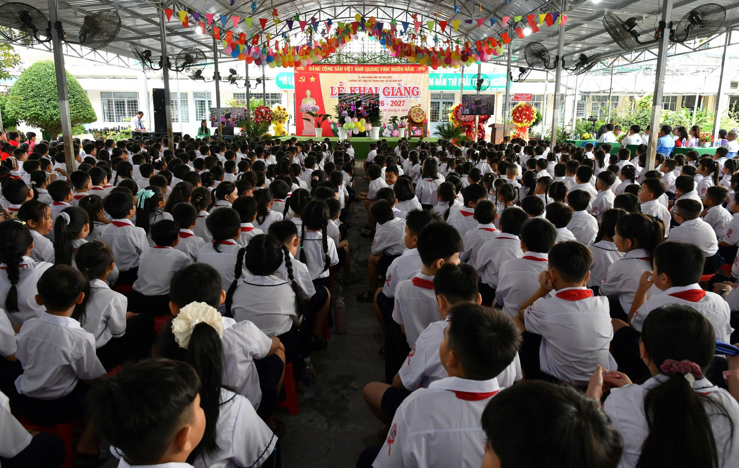 Ảnh 1: Quang cảnh buổi khai giảng