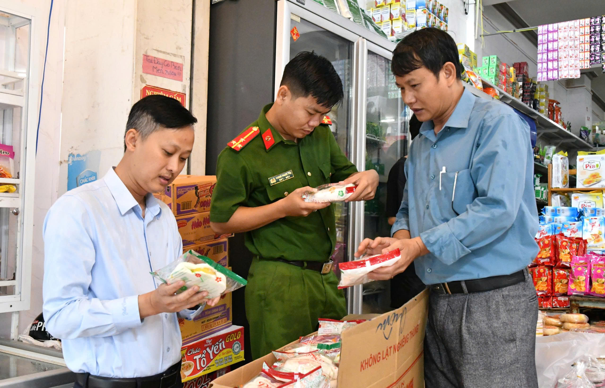 Đoàn kiểm tra thực tế tại tại cơ sở kinh doanh