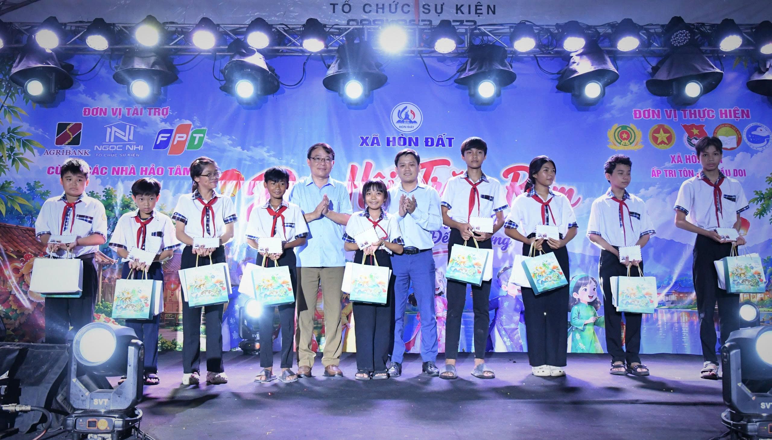 Ảnh 3: Lãnh đạo xã Hòn Đất trao học bổng cho học sinh nghèo vượt khó học tốt