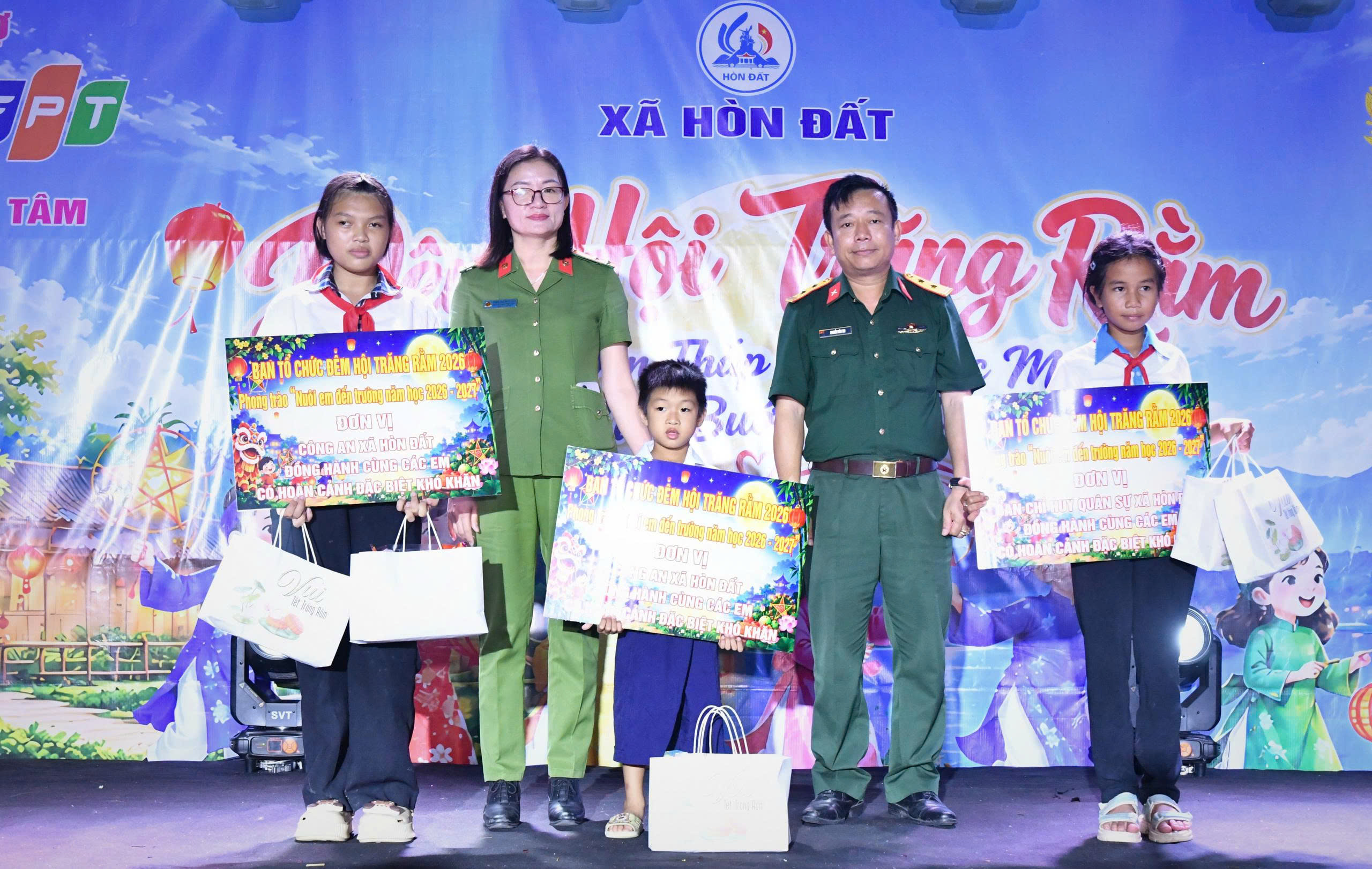 Ảnh 4: Đại diện Công an xã Hòn Đất và Ban Chỉ huy Quân sự xã Hòn Đất nhận “Nuôi em đến trường” trong năm học 2026 – 2027 đối với 3 học sinh