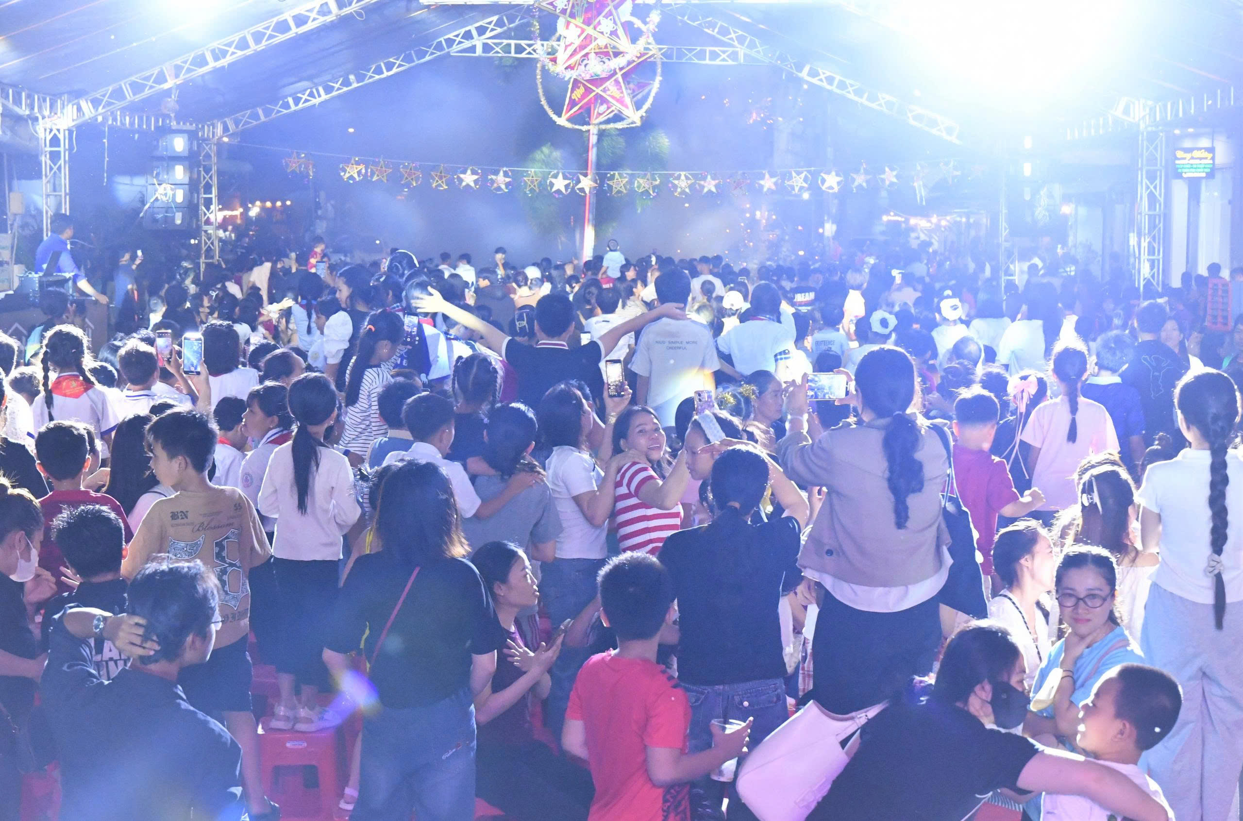 Ảnh 1: Quang cảnh “Đêm hội trăng rằm”