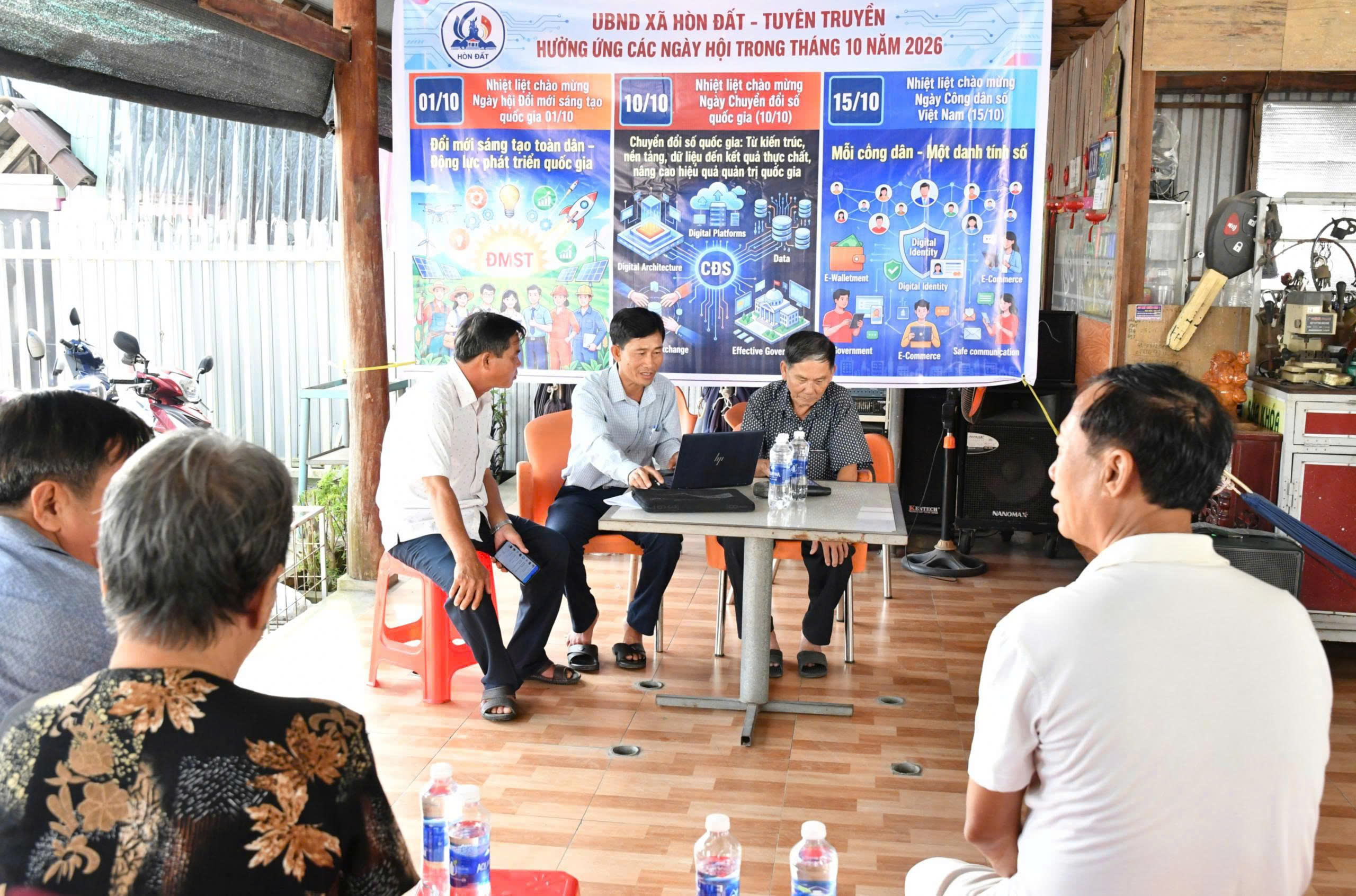 Ảnh 3: Anh Võ Minh Trang, công chức Trung tâm Phục vụ hành chính công xã Hòn Đất đang 