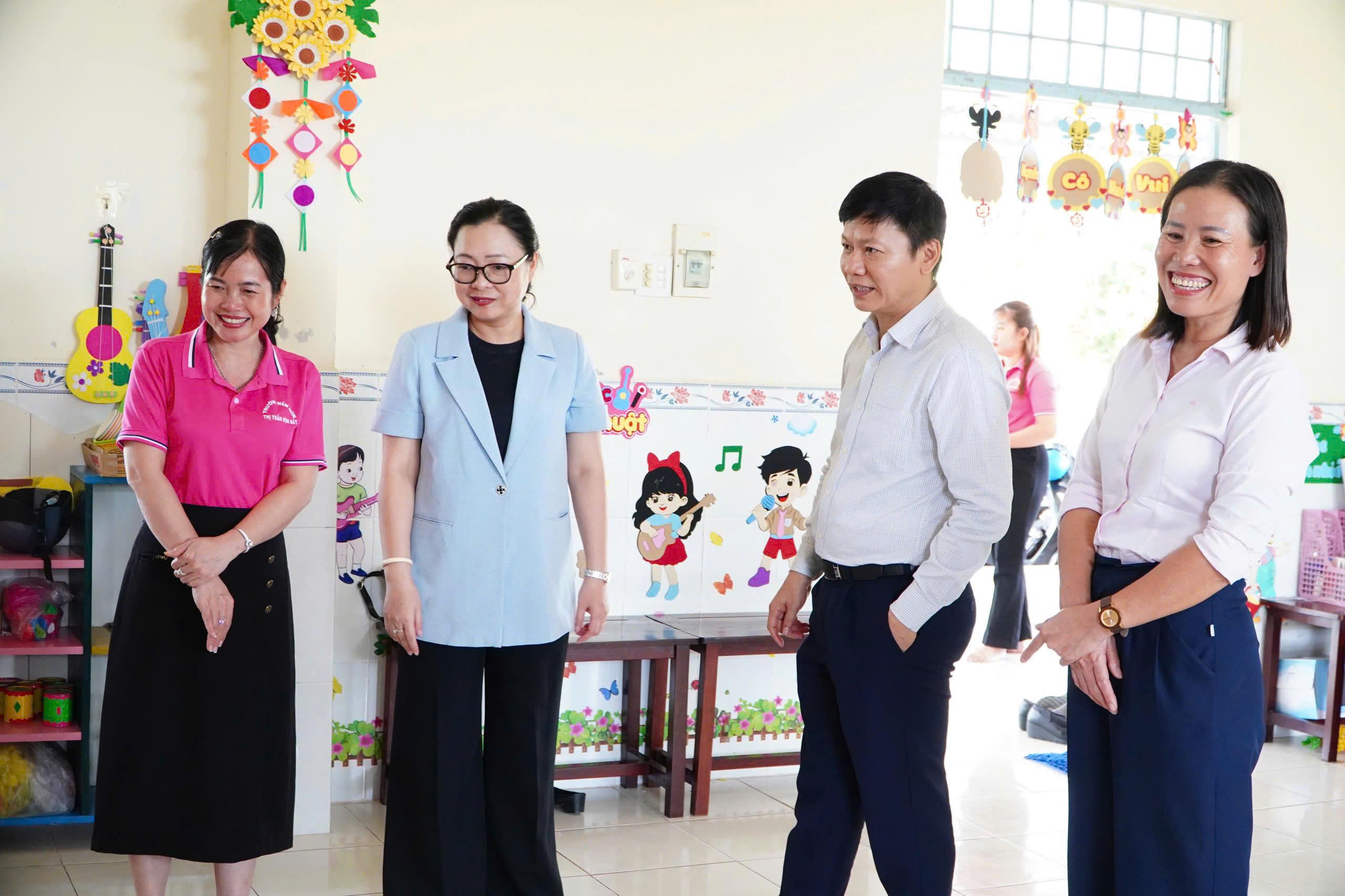 Ảnh 1: Thứ trưởng Bộ GD&ĐT Nguyễn Thị Quyên Thanh gặp gỡ cán bộ, giáo viên trường Mầm non Hòn Đất
