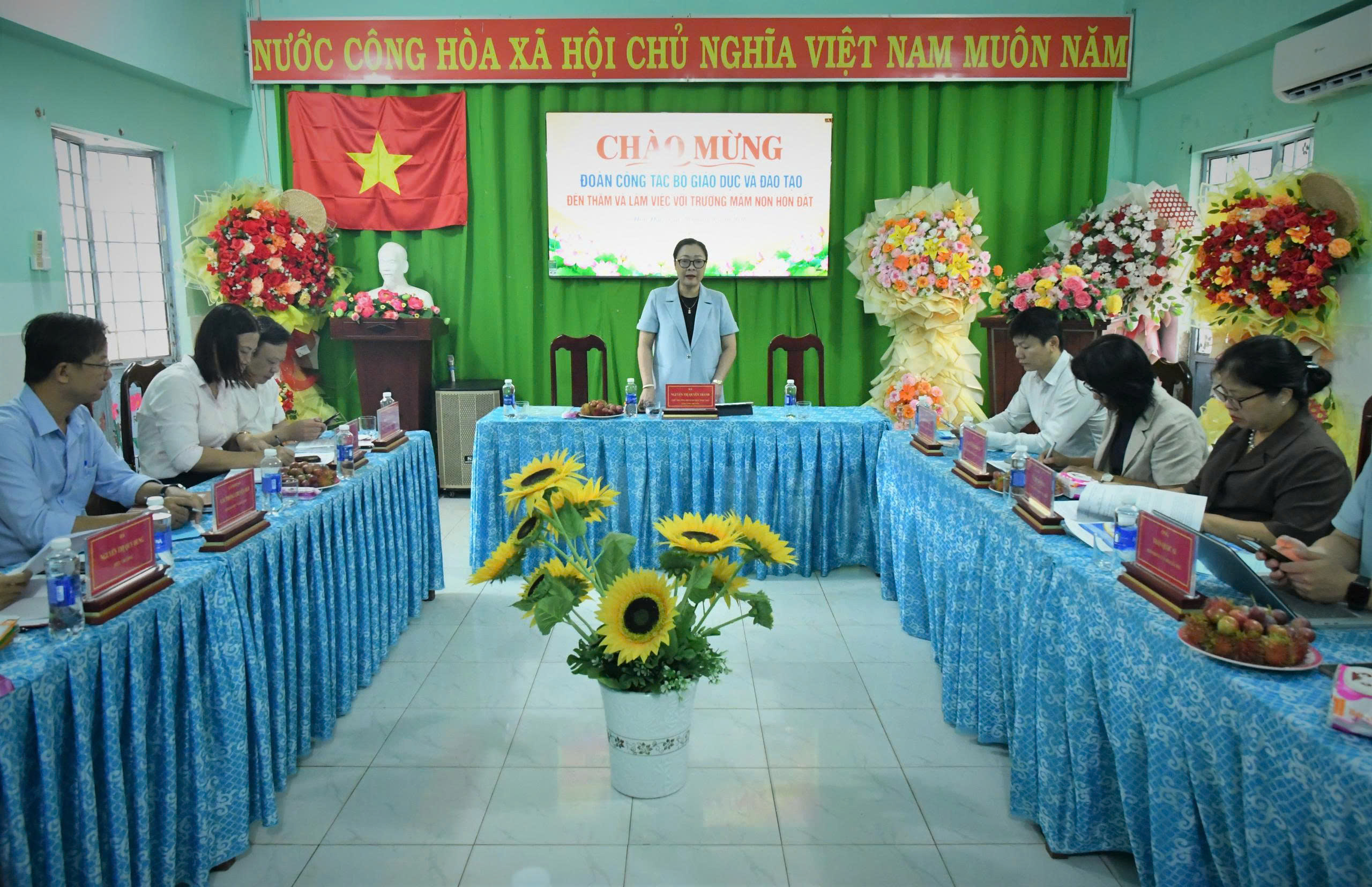 Quang cảnh buổi làm việc