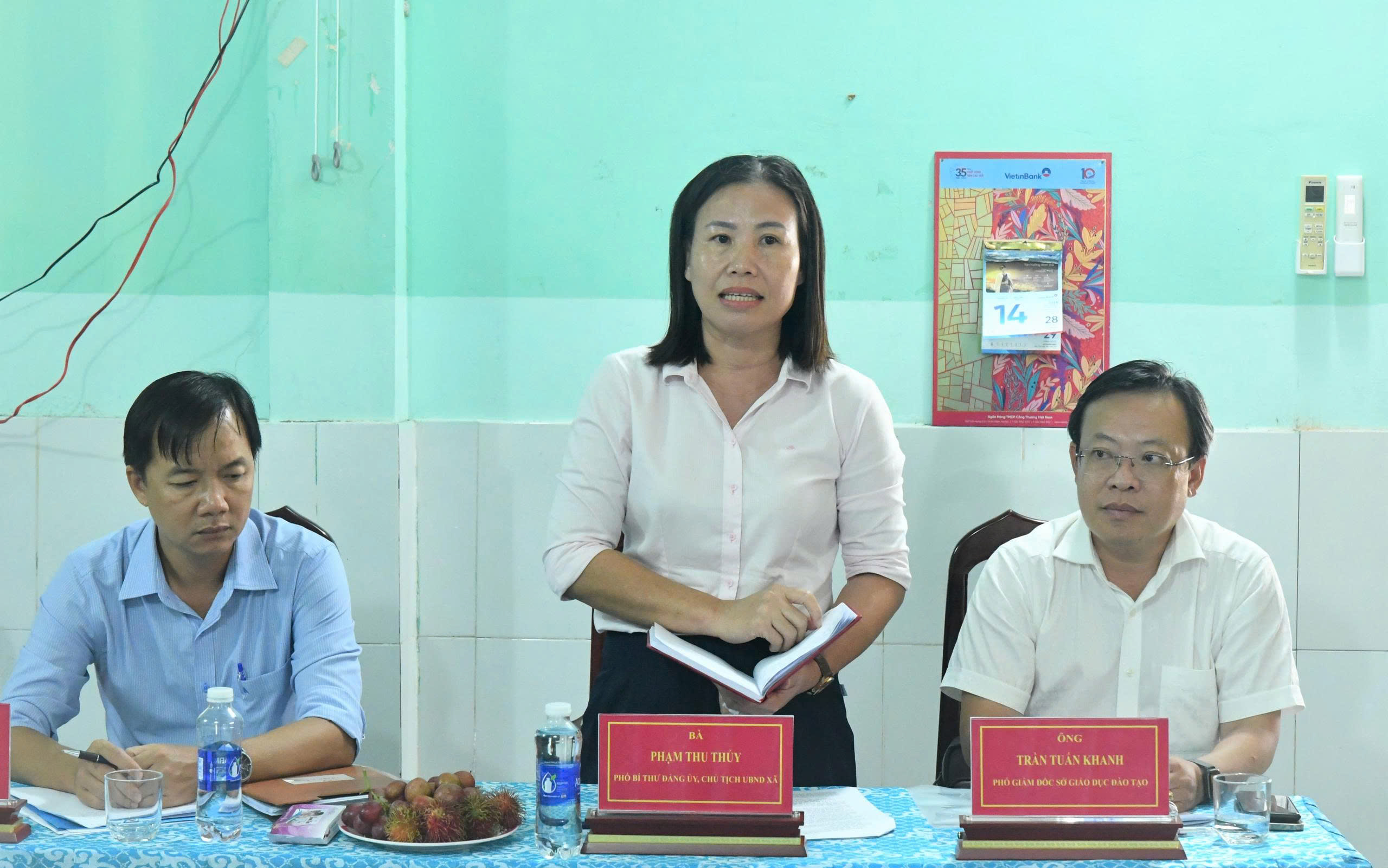 Ảnh 3: Đồng chí  Phạm Thu Thủy, Chủ tịch UBND xã Hòn Đất thảo luận tại buổi làm việc