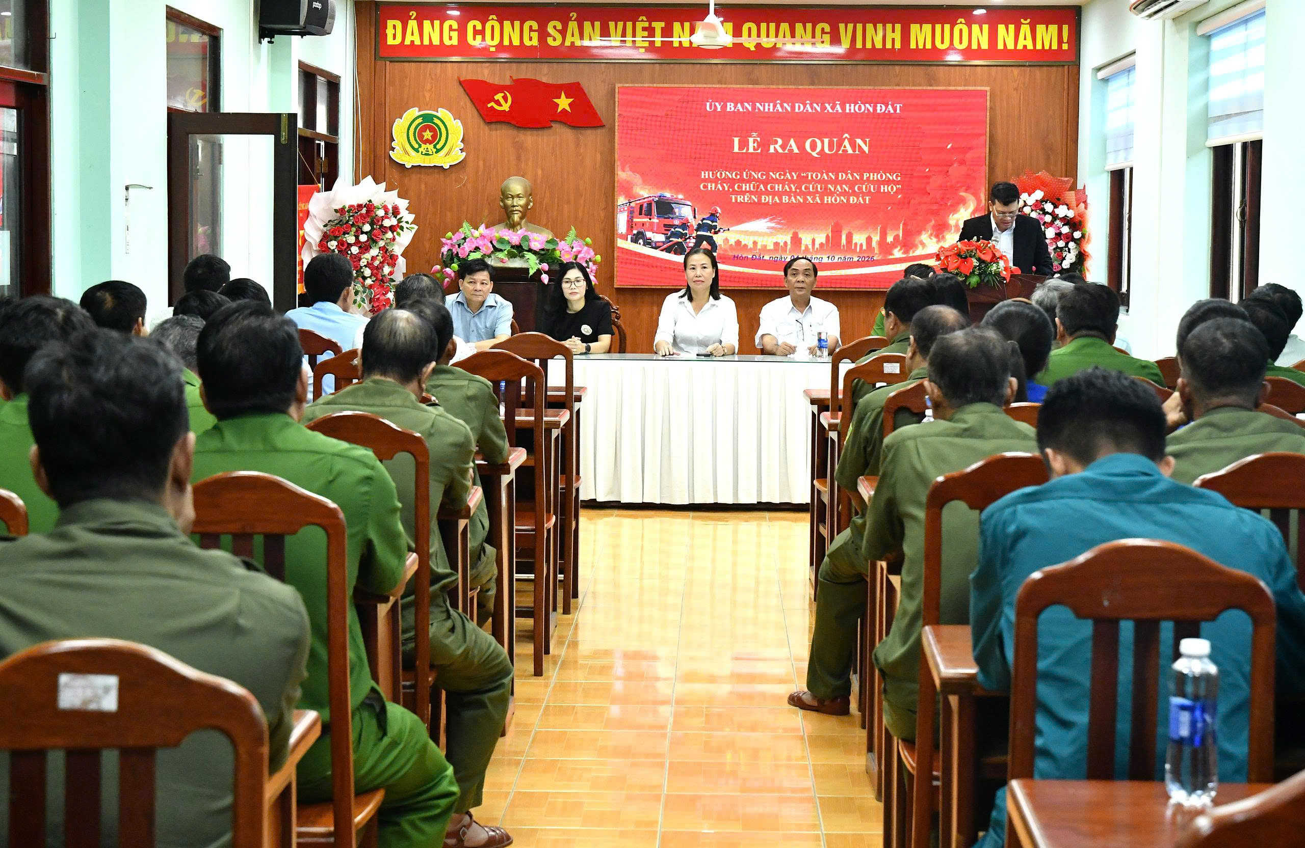 Ảnh 1: Quang cảnh lễ ra quân