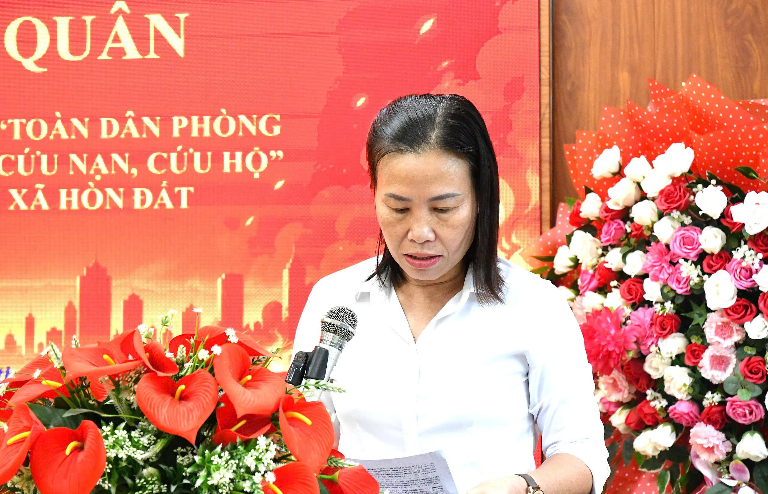 Ảnh 2: Đồng chí Phạm Thu Thủy, Phó Bí thư Đảng ủy, Chủ tịch Ủy ban nhân dân xã Hòn Đất phát biểu tại lễ ra quân.