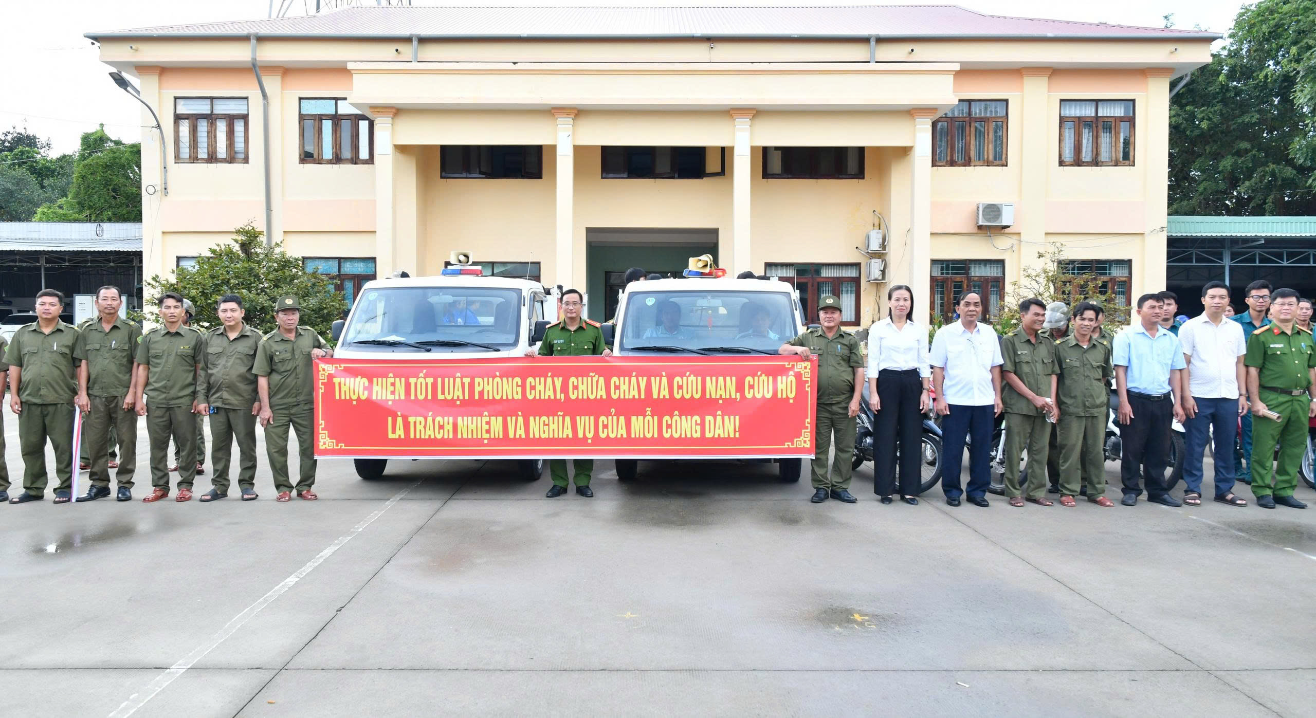 Ảnh 3: Các đại biểu tham gia lễ ra quân hưởng ứng Ngày toàn dân PCCC, CNCH