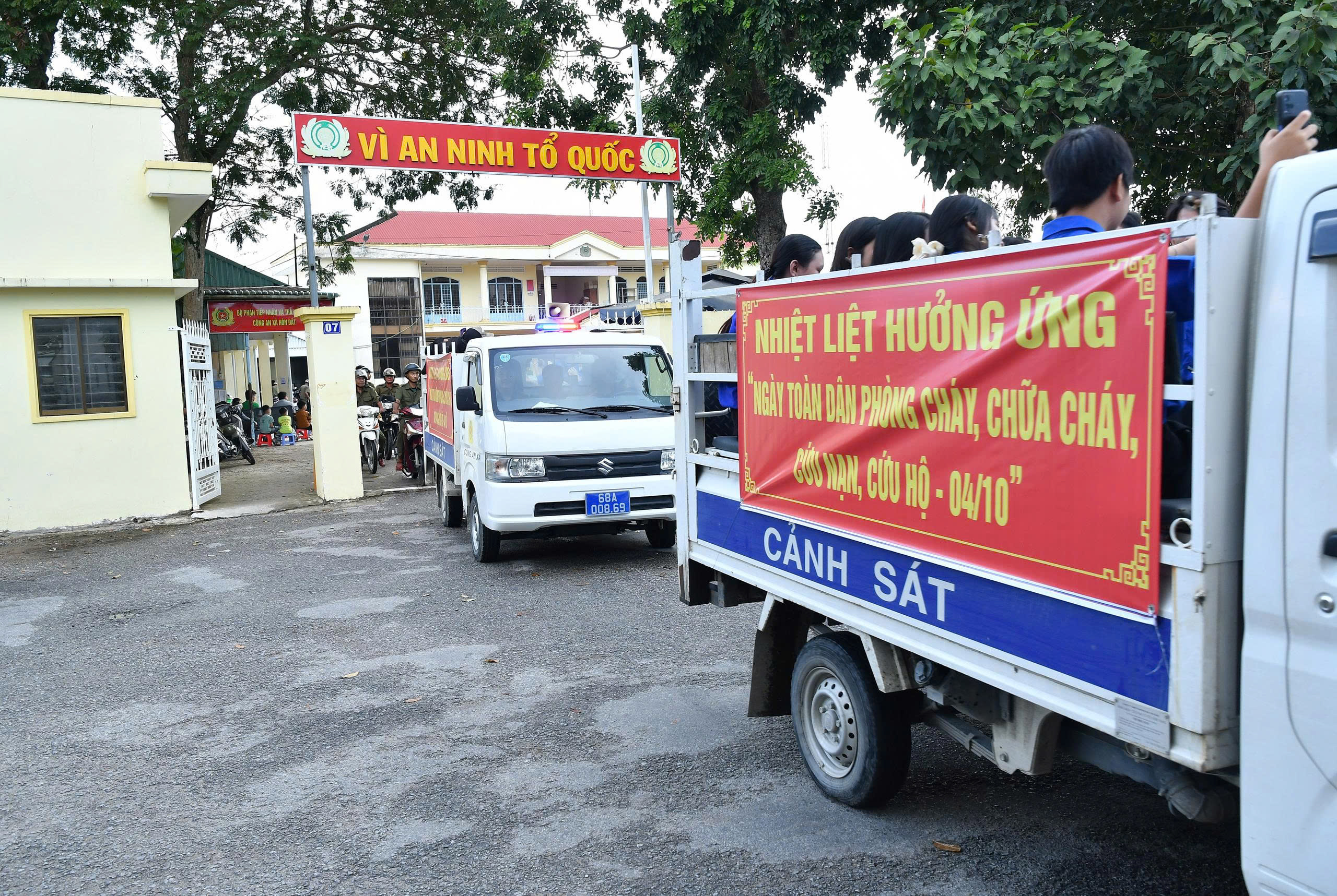 Ành 4: Cán bộ, chiến sĩ, đoàn viên, thanh niên tham gia diễu hành