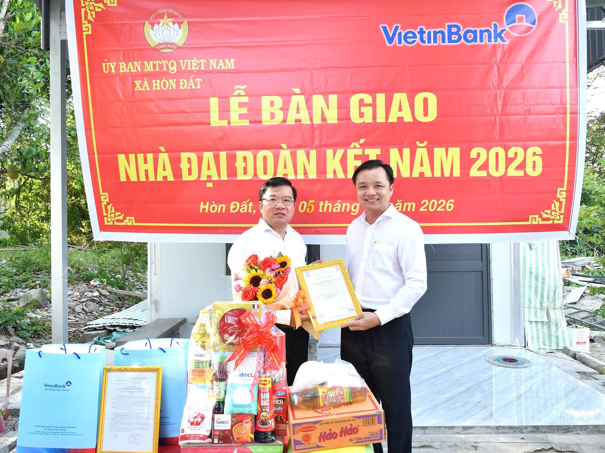 Ảnh 4: Đồng chí Dương Minh Tâm, Bí thư Đảng ủy xã Hòn Đất trao giấy cảm tạ cho đơn vị tài trợ