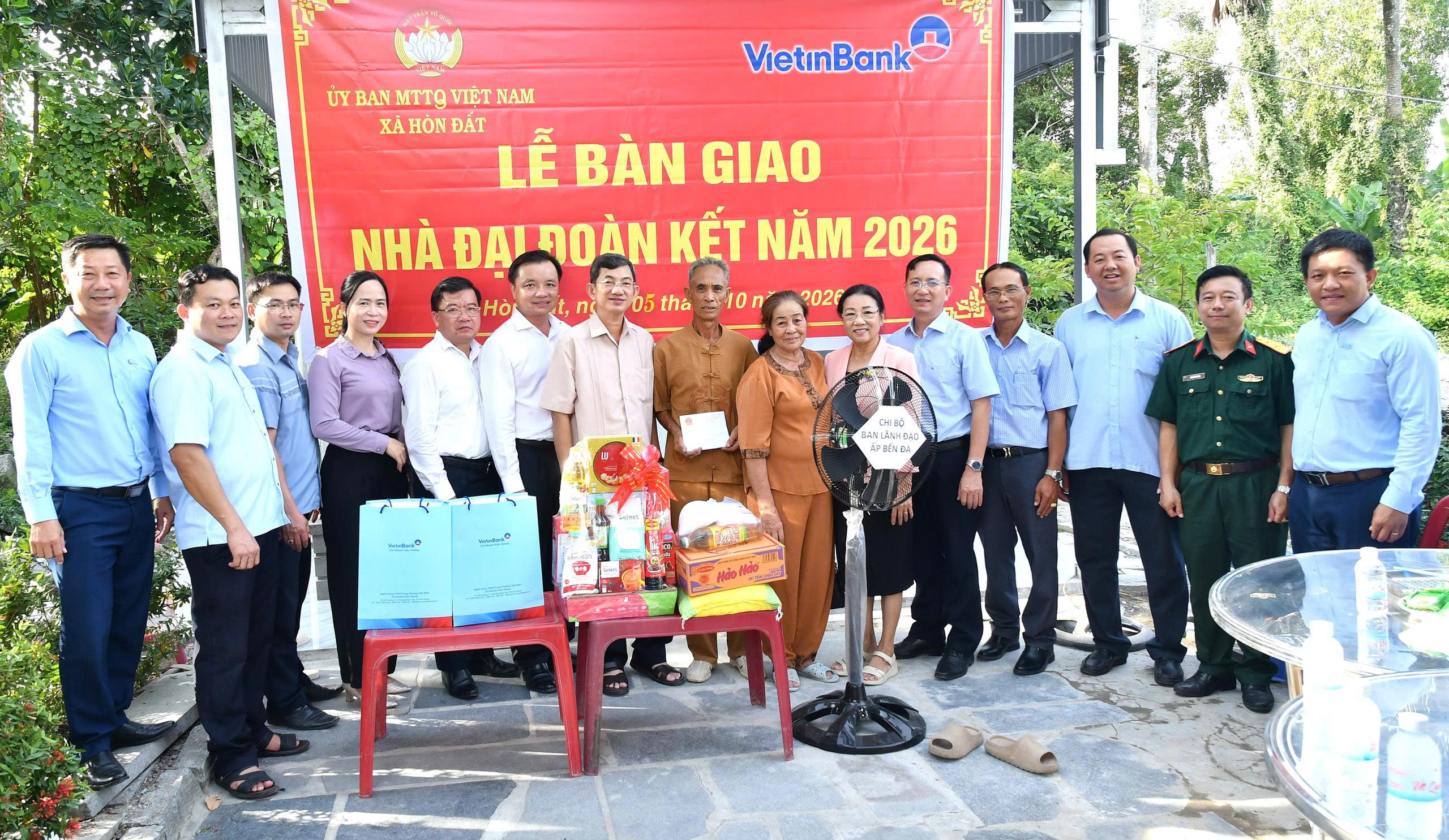 Ảnh 2: Các đại biểu chụp ảnh lưu niệm cùng gia đình.