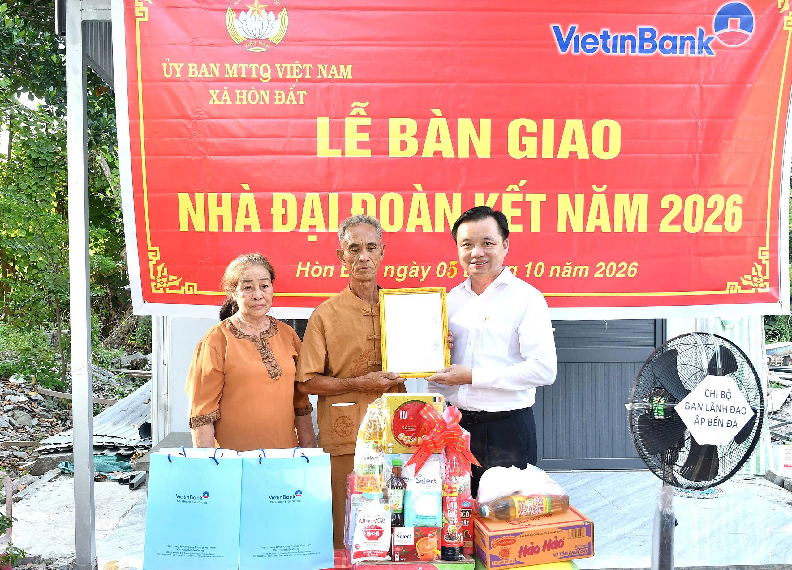 Ảnh 1: Đồng chí Dương Minh Tâm, Bí thư Đảng ủy xã Hòn Đất trao quyết định bàn giao nhà đại đoàn kết cho gia đình ông Ngô Hồng Toàn