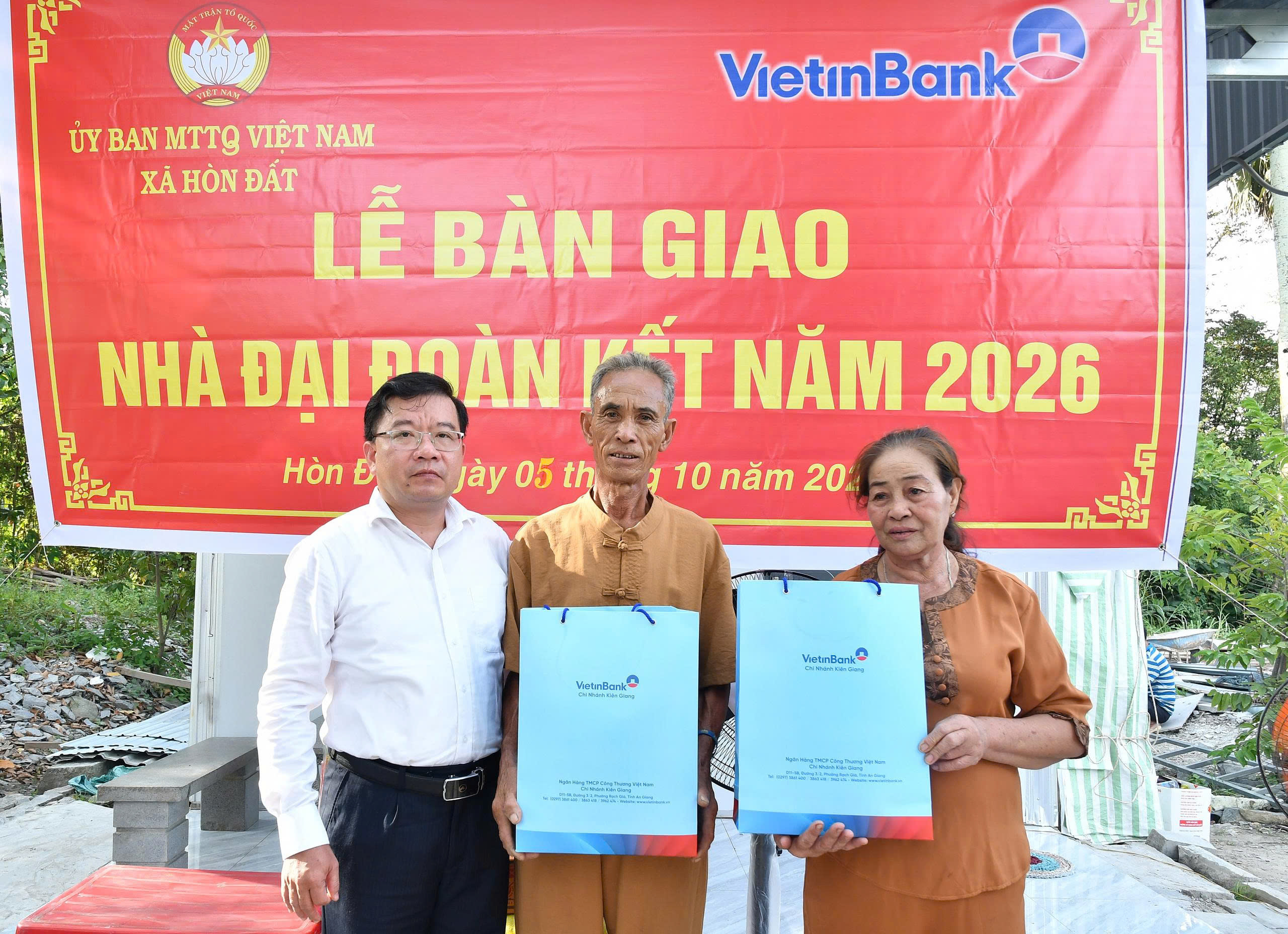 Ảnh 3: Đại diện Ngân hàng Thương mại Cổ phần Công thương Việt Nam – Chi nhánh Kiên Giang trao tặng quà.