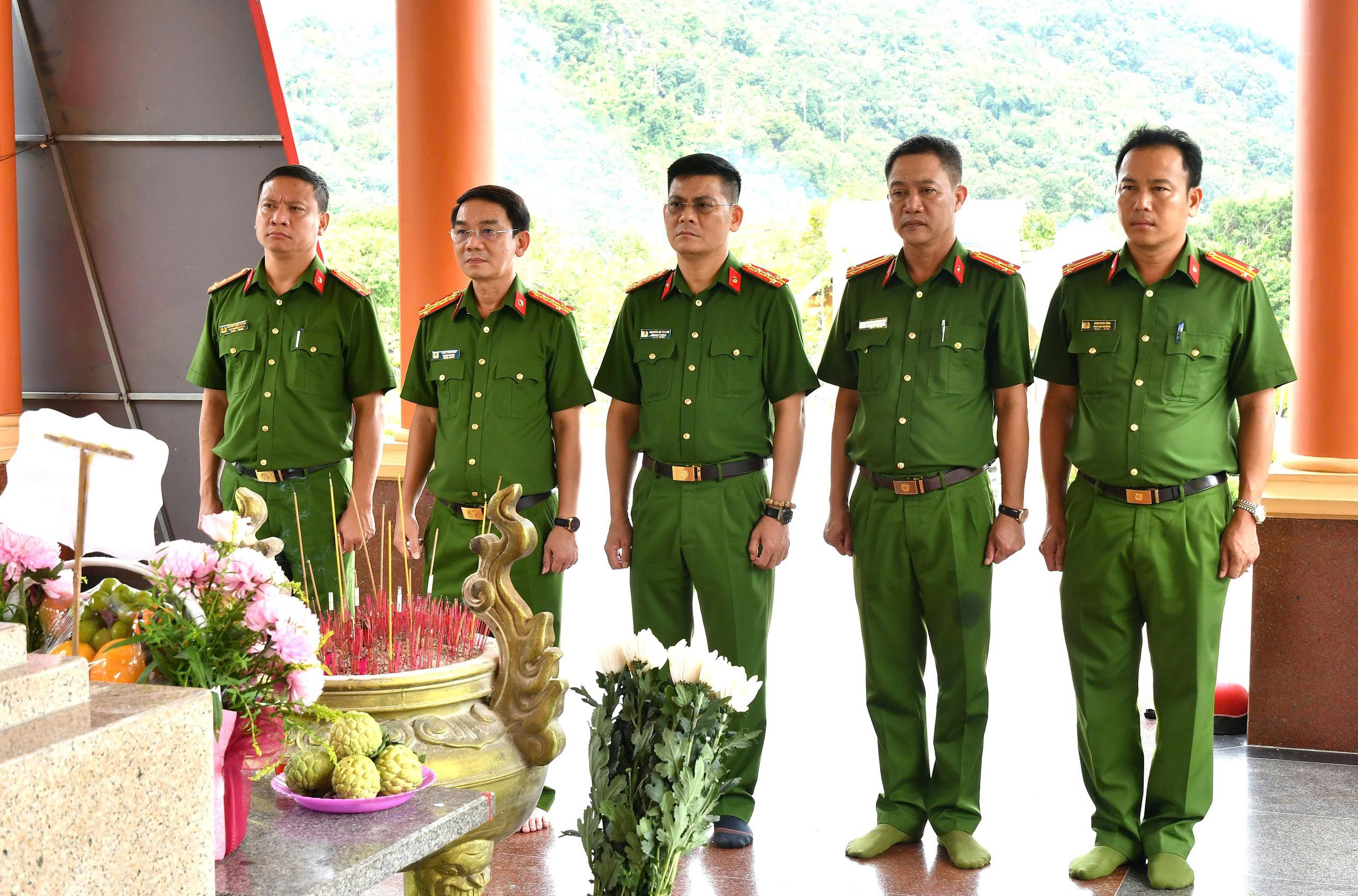 Ảnh: Đại tá Nguyễn Bá Thành, Phó Cục trưởng Cục Cảnh sát phòng, chống tội phạm về môi trường, Bộ Công an dâng hương viếng mộ Anh hùng lực lượng vũ trang nhân dân Phan Thị Ràng