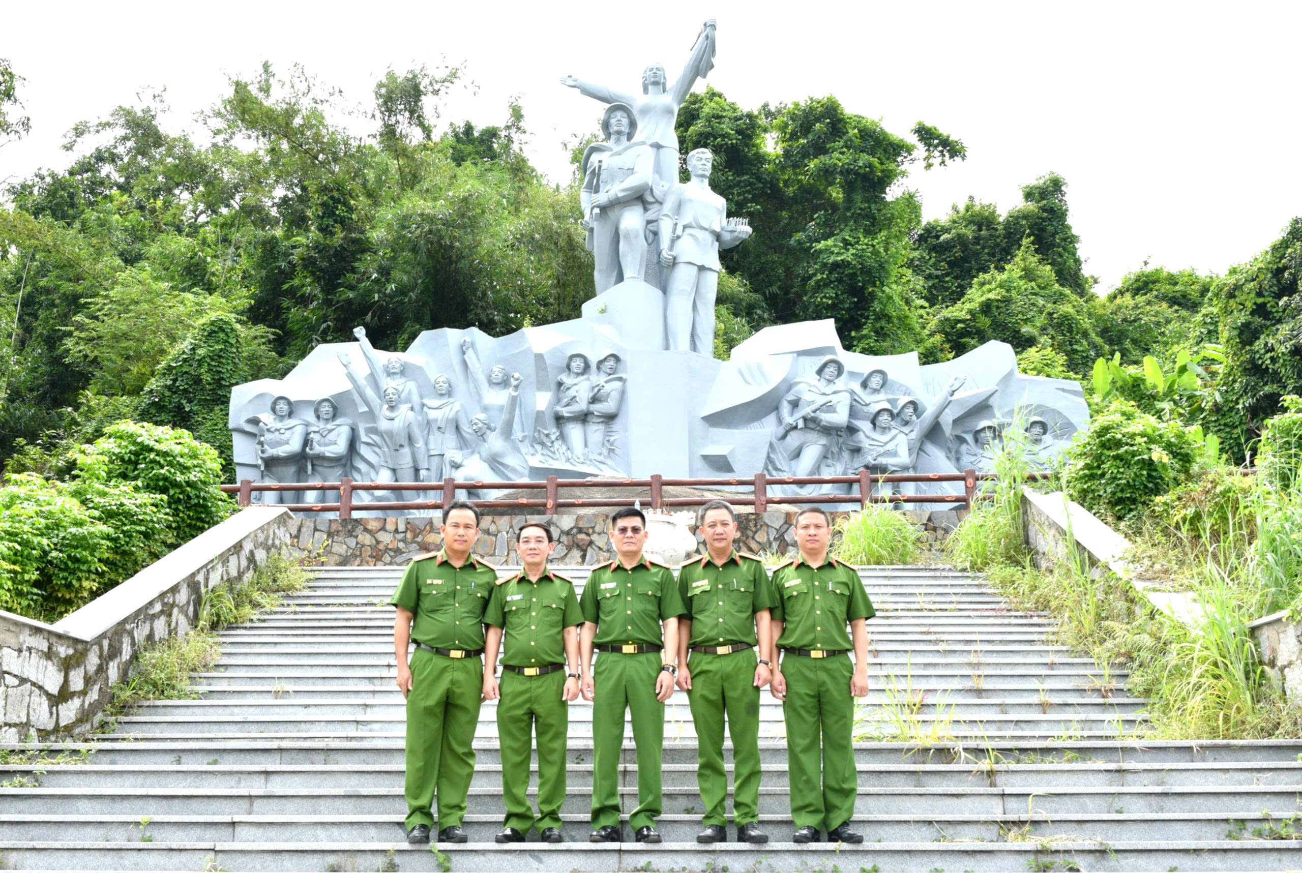 Ảnh 2: Đại tá Nguyễn Bá Thành, Phó Cục trưởng Cục Cảnh sát phòng, chống tội phạm về môi trường, Bộ Công an cùng đoàn công tác chụp ảnh lưu niệm tại khu di tích