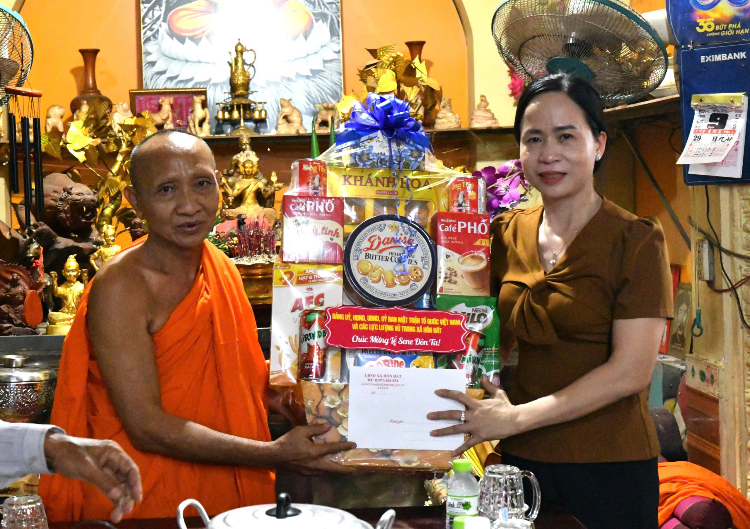 Ảnh 1: đồng chí Đào Thị Thu Huyền, Ủy viên Ban Thường vụ Đảng ủy, Phó Chủ tịch UBND xã Hòn Đất tặng quà tại chùa Nma Thái Sơn