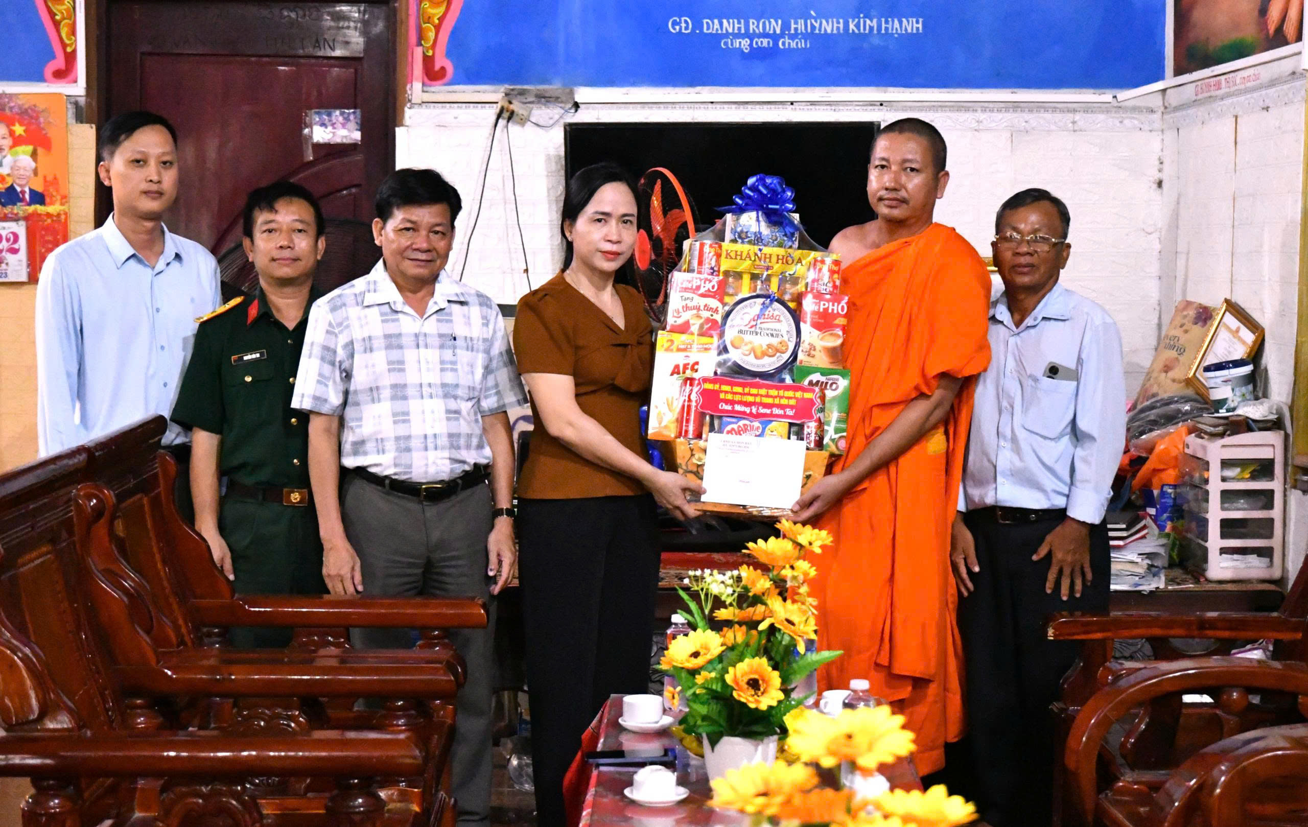 Ảnh 2: Đoàn công tác của Ủy ban nhân dân, Ủy ban Mặt trận Tổ quốc Việt Nam và các lực lượng vũ trang xã Hòn Đất thăm,  tặng quà tại chùa Lình Huỳnh.