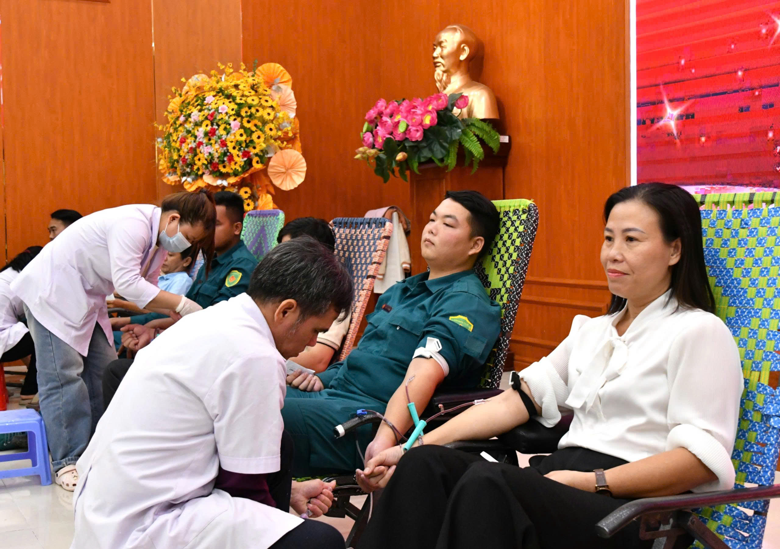 Ảnh 2: Đồng chí Phạm Thu Thủy, Phó Bí thư Đảng ủy, Chủ tịch UBND xã Hòn Đất tham gia hiến máu tình nguyện cùng các tình nguyện viên.
