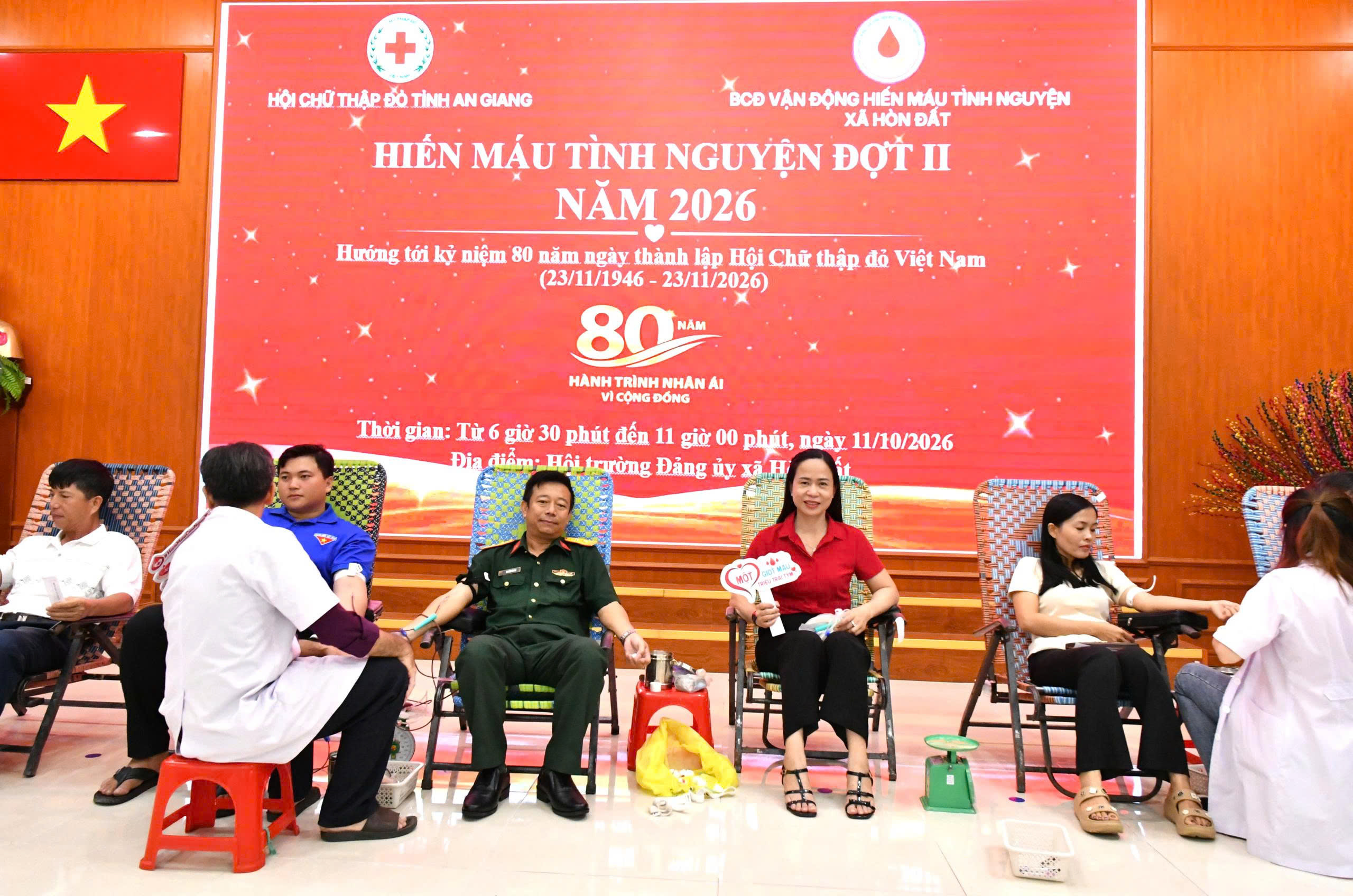 Ảnh 3: đồng chí Đào Thị Thu Huyền, Ủy viên Ban thường vụ Đảng ủy, Phó Chủ tịch UBND xã tham gia hiến máu tình nguyện cùng các tình nguyện viên
