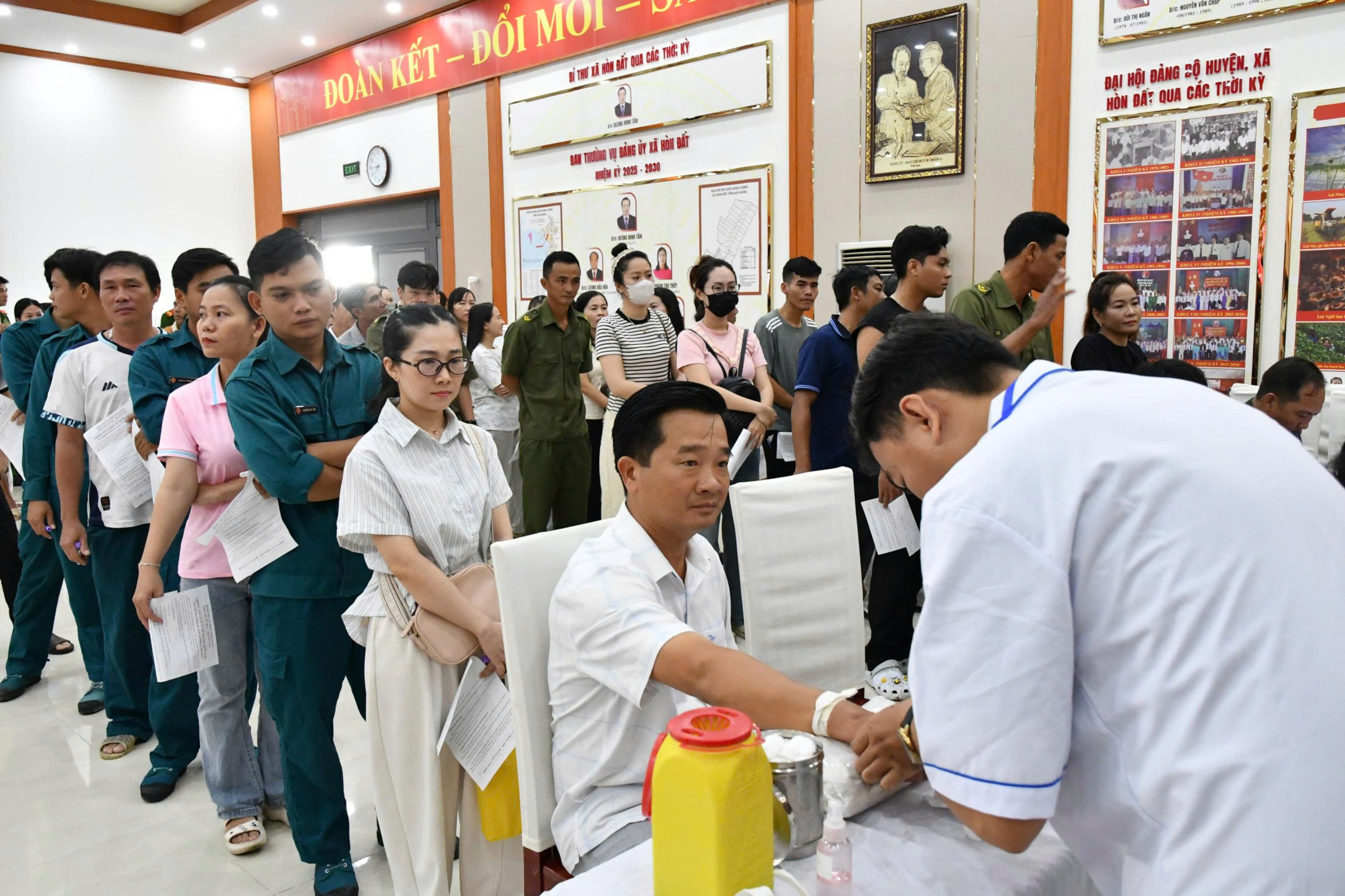 Ảnh 1: Quang cảnh buổi hiến máu