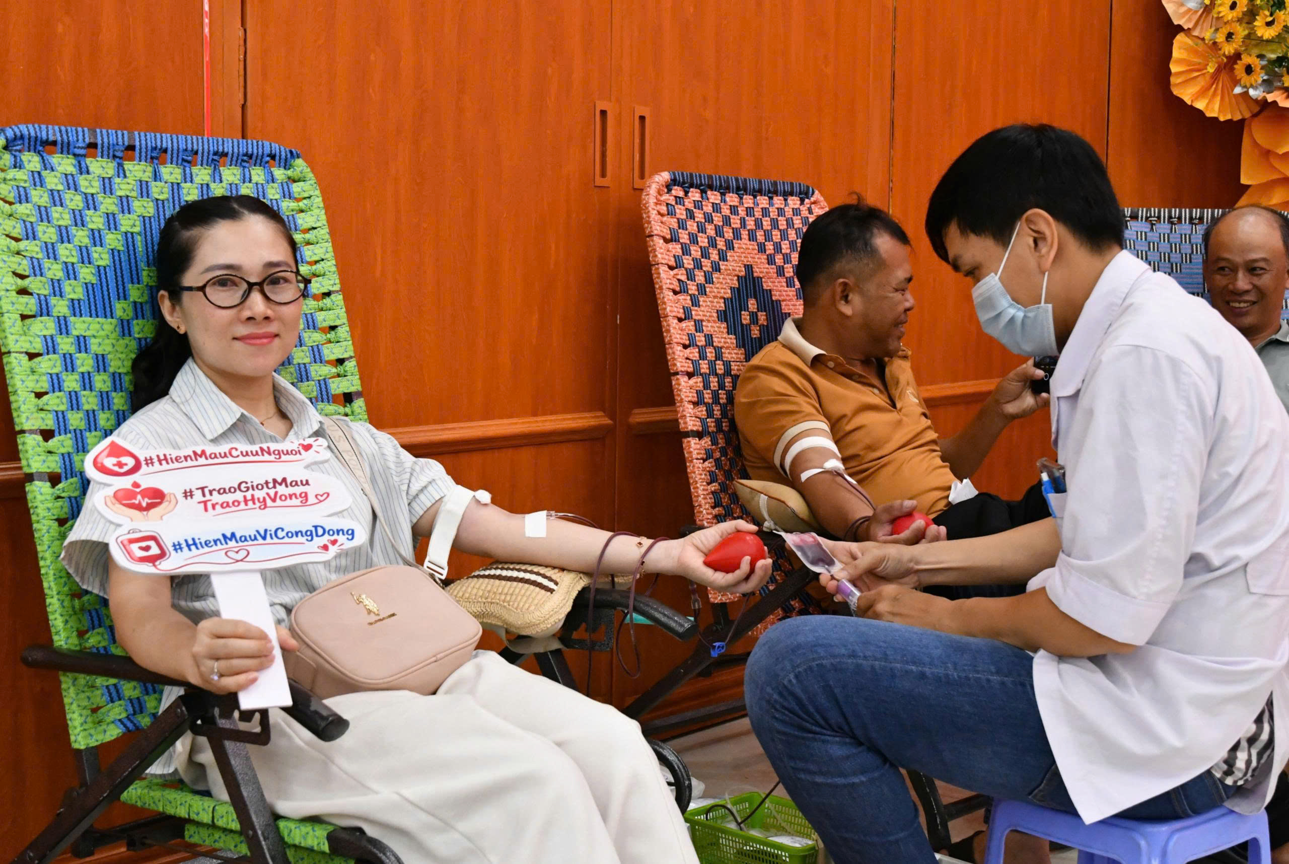 Ảnh 4: Các tình nguyện viên tham gia hiến máu